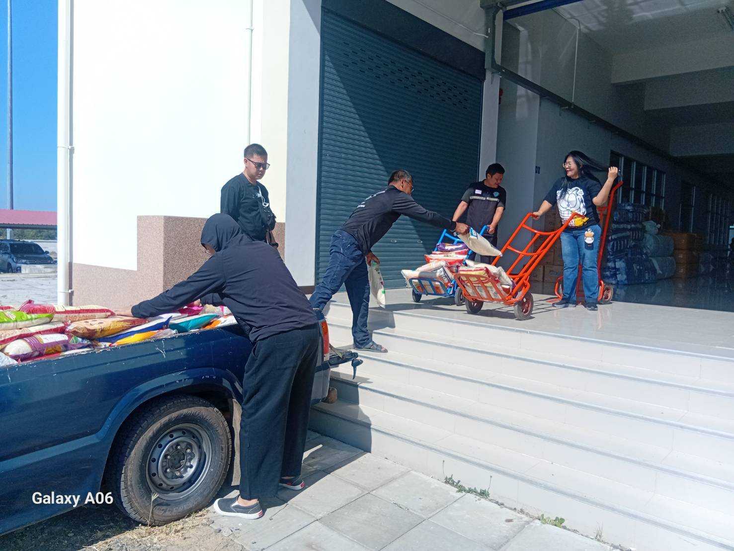 กิจกรรมจิตอาสาอำนวยความสะดวกแก่ประชาชนที่ได้รับผลกระทบจากสถานการณ์สู้รบชายแดนไทย-กัมพูชา