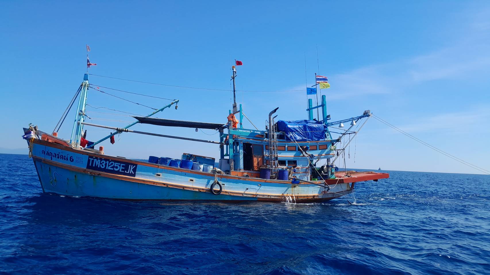 ออกปฏิบัติงานการควบคุมเฝ้าระวังการทำประมงพื้นที่ทะเลนอกชายฝั่ง..คลิก