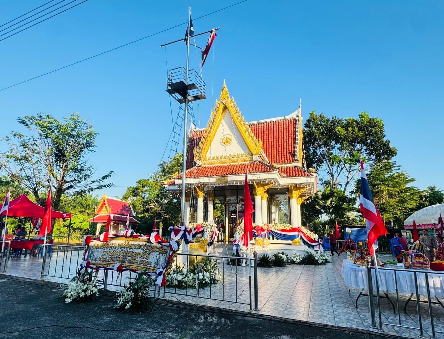 วันที่ 19 ธันวาคม 2568 นางสมพิศ แย้มเกษม ผู้อำนวยการศูนย์วิจัยและพัฒนาการเพาะเลี้ยงสัตว์น้ำชายฝั่งชุมพร มอบหมายให้ นางสาวอุไรรัตน์ มีมะแม ตำแหน่งนักวิชาการประมงปฏิบัติการ เข้าร่วมในพิธีบวงสรวงดวงพระวิญญาณ พลเรือเอกพระเจ้าบรมวงศ์เธอ พระองค์เจ้าอาภากรเกียรติวงศ์ กรมหลวงชุมพรเขตอุดมศักดิ์ เนื่องในโอกาสวันคล้ายวันประสูติ และมีพิธีทางศาสนา พิธีบวงสรวง และการกล่าวสดุดีเทิดพระเกียรติฯ ณ ศาลเสด็จในกรมหลวงชุมพรเขตอุดมศักดิ์ (ริมคลองชลประทาน) หมู่ที่ 1 ตำบลนาชะอัง อำเภอเมือง จังหวัดชุมพร โดยมี นายเธียรชัย ชูกิตติวิบูลย์ ผู้ว่าราชการจังหวัดชุมพร เป็นประธานในพิธี