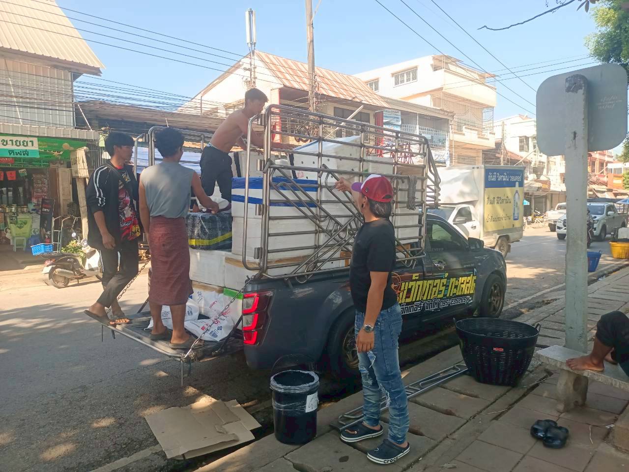 เจ้าหน้าที่ศูนย์บริหารจัดการด่านตรวจประมงเขต 1 (เชียงราย) ตรวจสอบสินค้าสัตว์น้ำส่งออกไปยังสาธารณรัฐประชาธิปไตยประชาชนลาว ผ่านทางด่านพรมแดนอำเภอเชียงแสน..คลิก