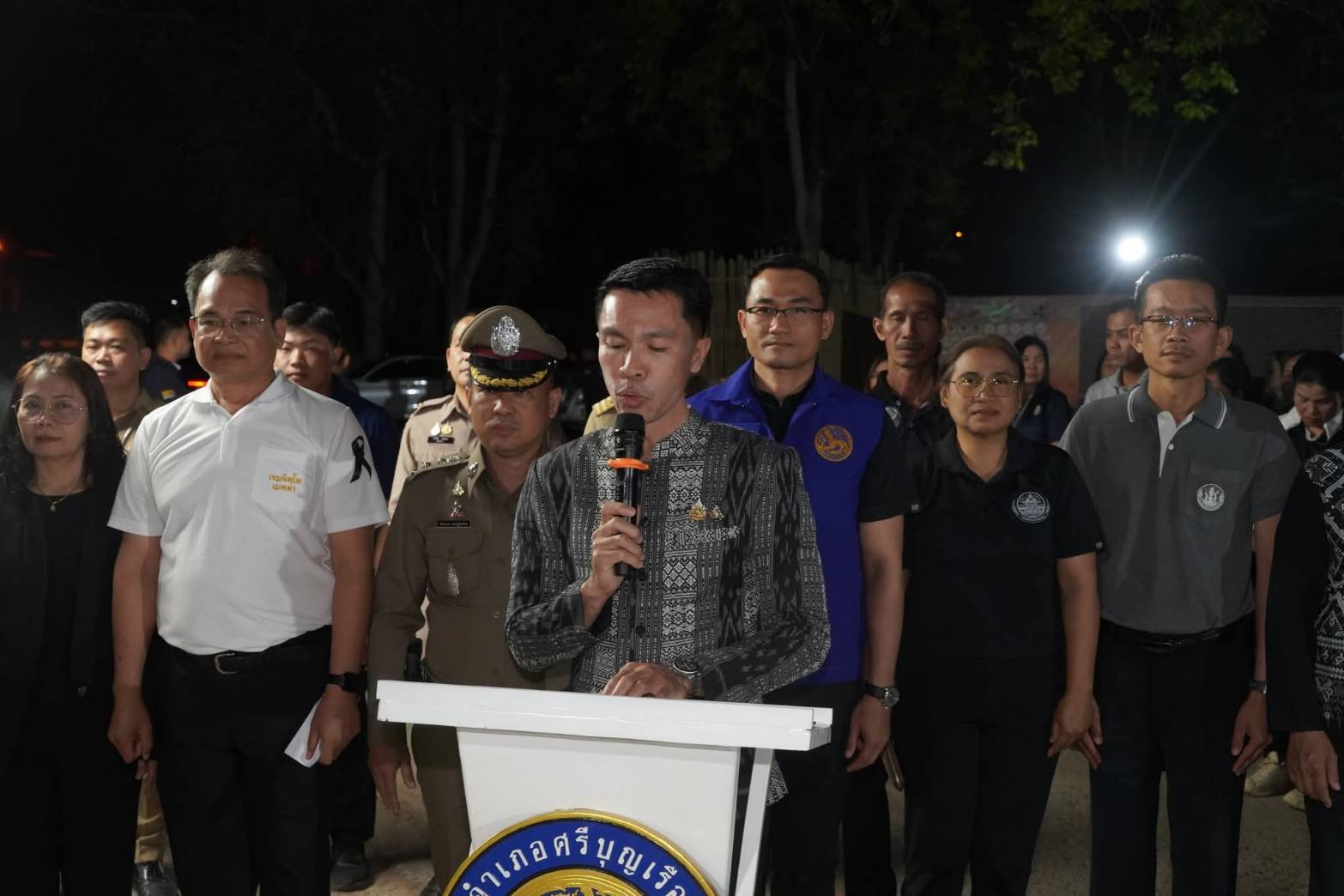 วมในพิธีปล่อยขบวนรถเดินทางเพื่อนำพสกนิกรชาวอำเภอศรีบุญเรืองและอำเภอโนนสัง จังหวัดหนองบัวลำภู เดินทางไปเข้าเฝ้าฯ กราบถวายบังคมพระบรมศพ สมเด็จพระนางเจ้าสิริกิติ์ พระบรมราชินีนาถ พระบรมราชชนนีพันปีหลวง..คลิก