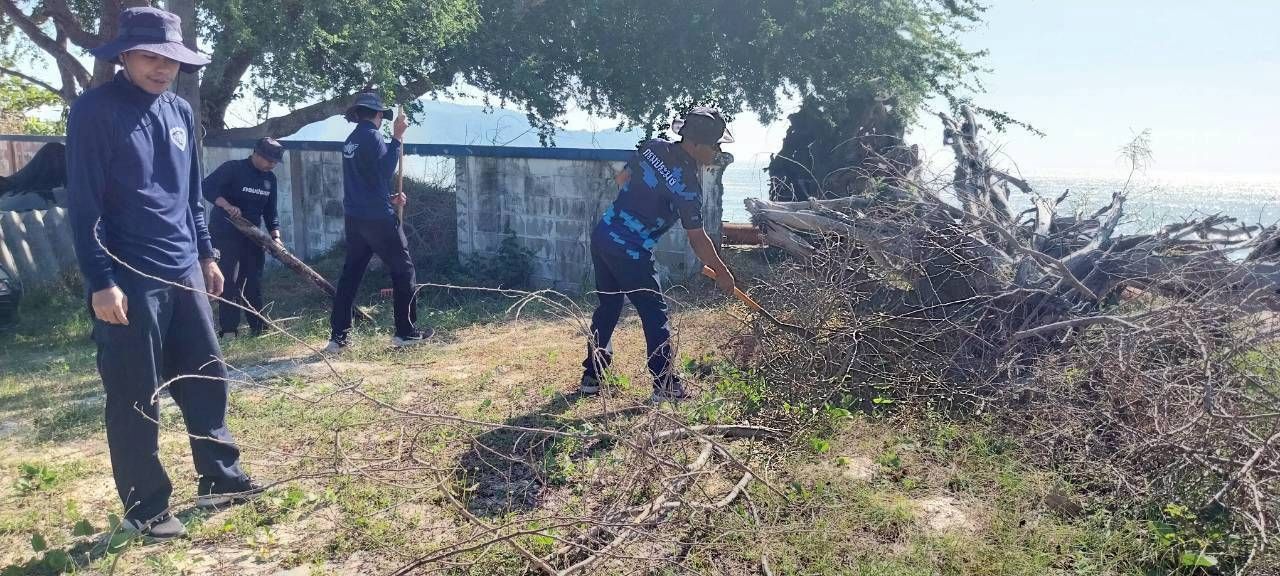 “นปท.บางสะพานฯ พัฒนาหน่วยฯ ทำความสะอาด ปรับปรุงภูมิทัศน์สำนักงาน” 