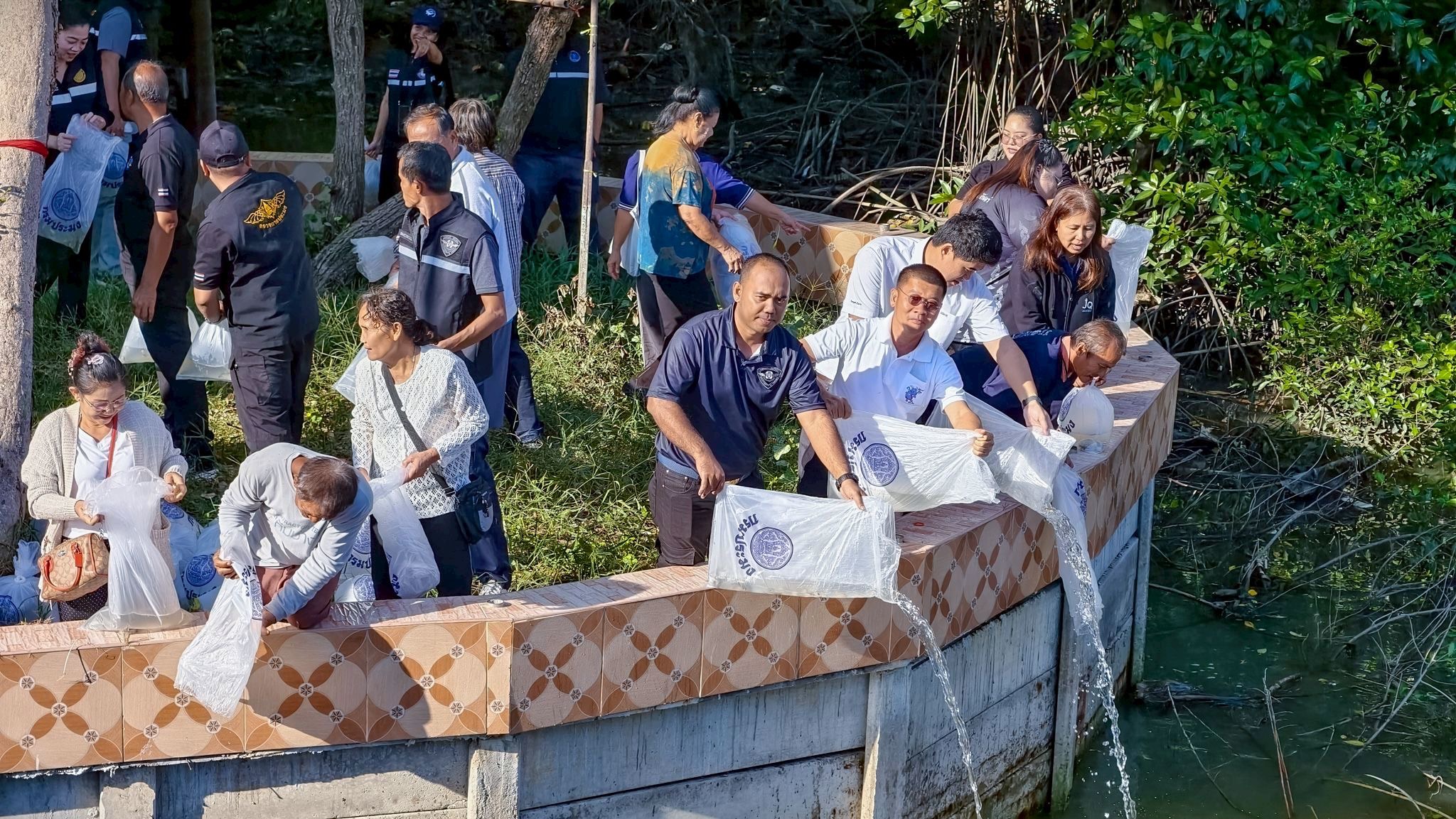 วางซั้งกอ (ไม้ไผ่ จำนวน 400 ลำ)ในพื้นที่ทะเลชายฝั่งบ้านสีล้งจังหวัดสมุทรปราการ และปล่อยพันธุ์สัตว์น้ำ (ปลาอีกง