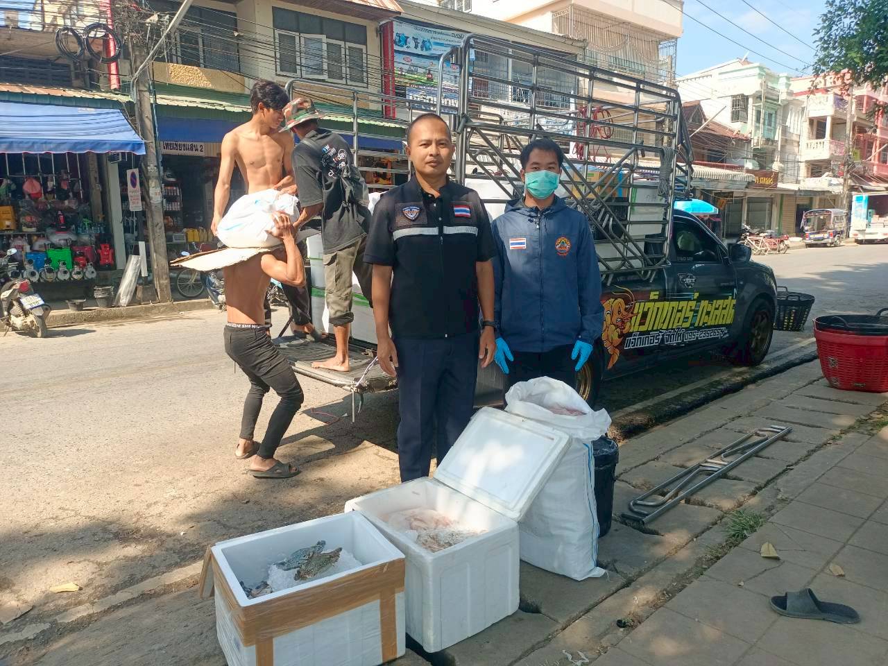 เจ้าหน้าที่ศูนย์บริหารจัดการด่านตรวจประมงเขต 1 (เชียงราย) ตรวจสอบสินค้าประมงส่งออกไปยังสาธารณรัฐประชาธิปไตยประชาชนลาว และสาธารณรัฐแห่งสหภาพเมียนมา ผ่านทางด่านพรมแดนอำเภอเชียงแสน จังหวัดเชียงราย..คลิก