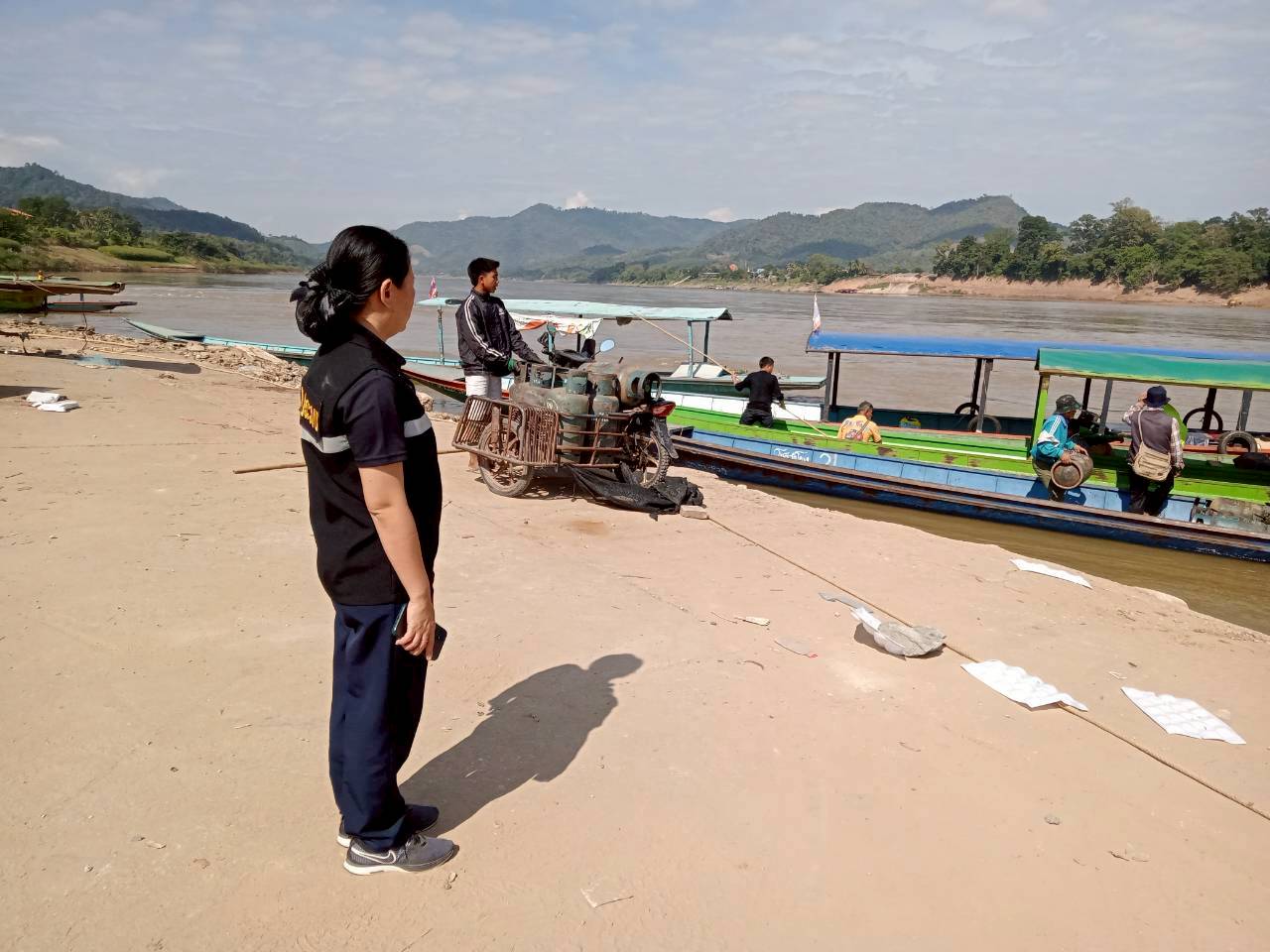 เจ้าหน้าที่ศูนย์บริหารจัดการด่านตรวจประมงเขต 1 (เชียงราย) ปฏิบัติงานตรวจป้องกันการลักลอบนำเข้า ส่งออก สินค้าสัตว์น้ำบริเวณจุดผ่านแดนถาวรและจุดผ่อนปรนในพื้นที่ อำเภอแม่สาย อำเภอเชียงของ และอำเภอเวียงแก่น จังหวัดเชียงราย..คลิก