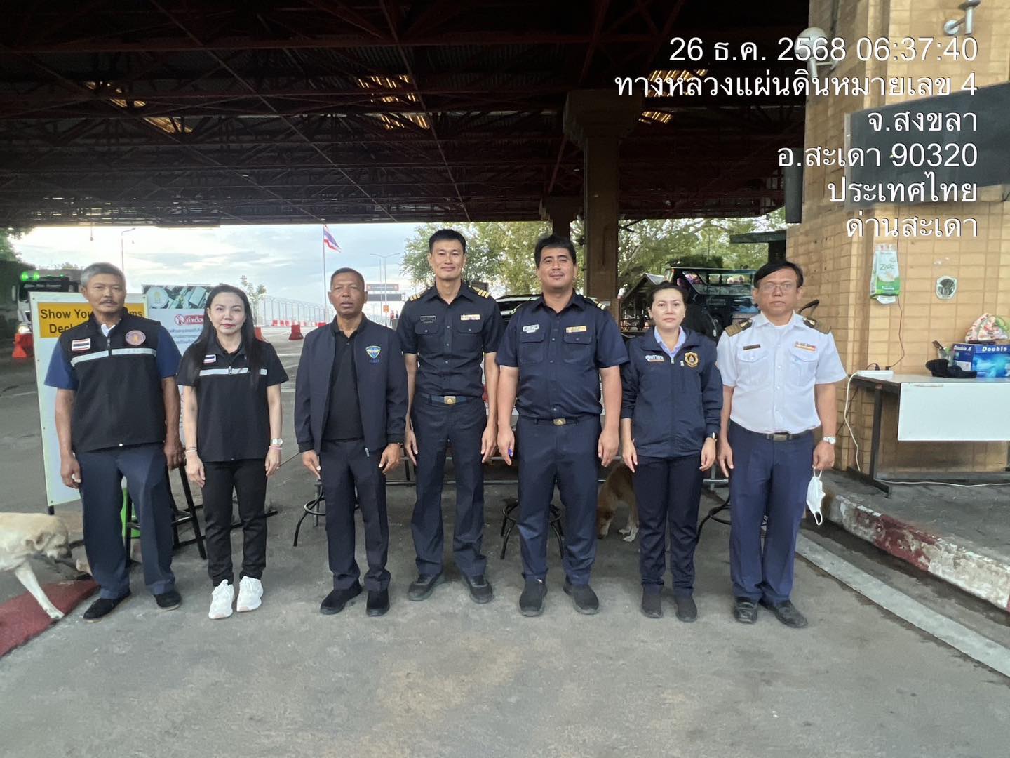 นายธีระชัย ทิพย์ดวง ผู้อำนวยการศูนย์บริหารจัดการด่านตรวจประมงเขต 8 (สงขลา) นำทีมลุยเข้มตั้งแต่ด่านเปิด ช่วงหัวรุ่ง!! นำทีมตรวจลักลอบชายแดนรับเทศกาลปีใหม่..คลิก