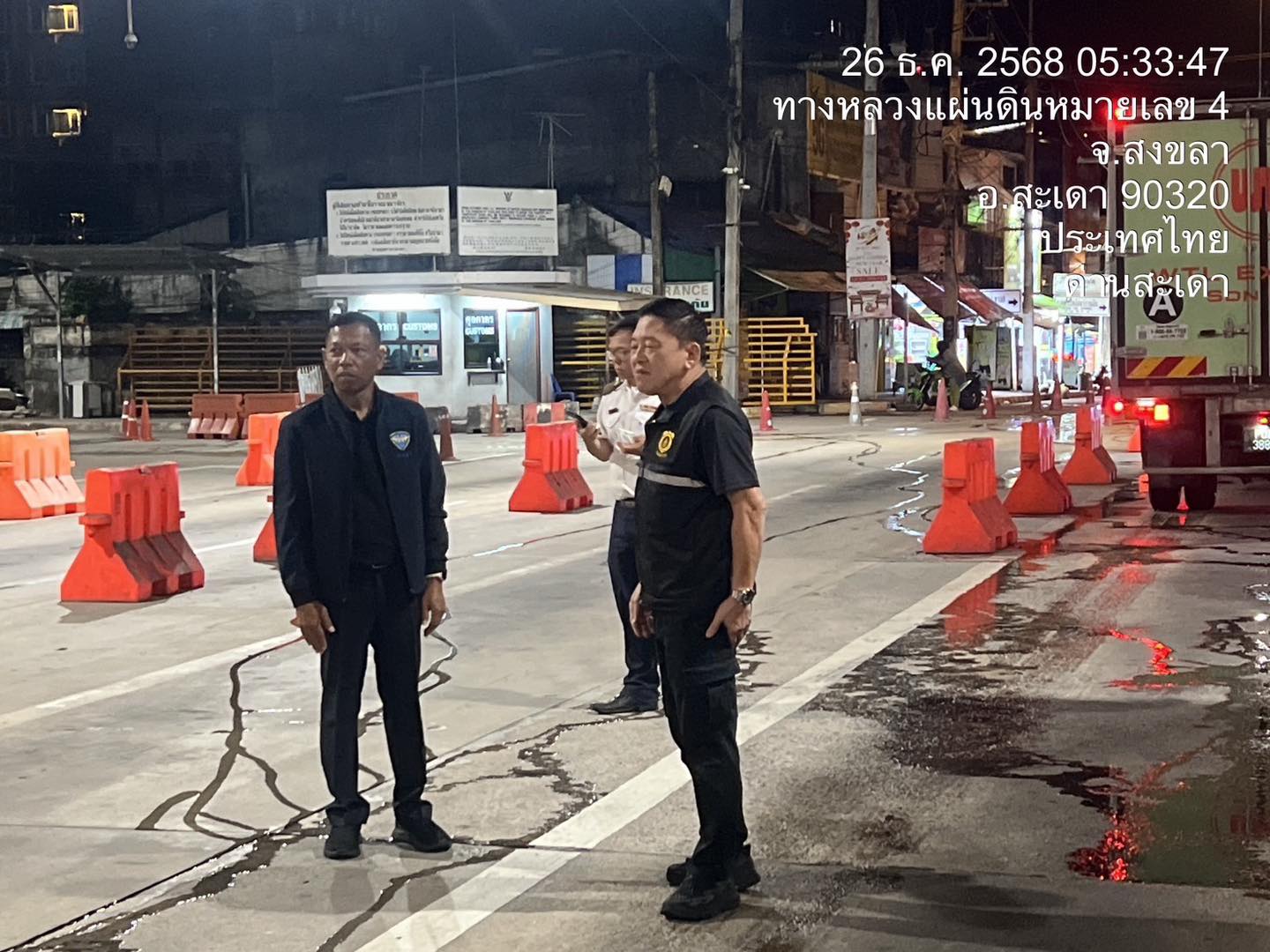 นายธีระชัย ทิพย์ดวง ผู้อำนวยการศูนย์บริหารจัดการด่านตรวจประมงเขต 8 (สงขลา) นำทีมลุยเข้มตั้งแต่ด่านเปิด ช่วงหัวรุ่ง!! นำทีมตรวจลักลอบชายแดนรับเทศกาลปีใหม่