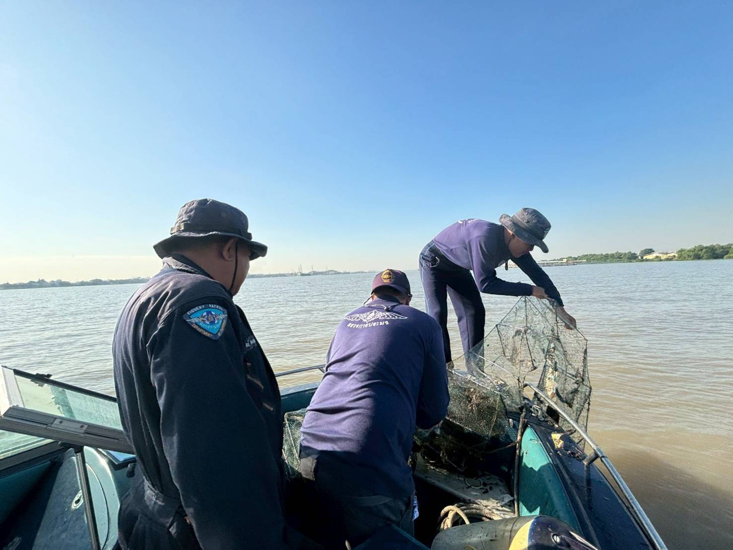 ตรวจยึดเครื่องมือลอบพับได้หรือไอ้โง่ จำนวน 30 ลูก