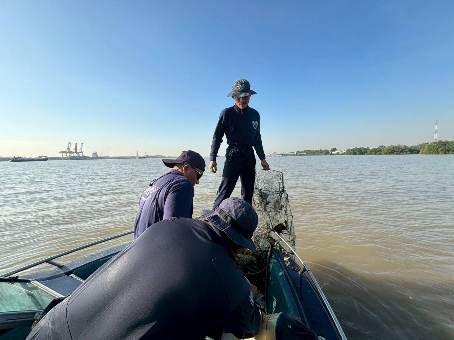 ตรวจยึดเครื่องมือลอบพับได้หรือไอ้โง่ จำนวน 30 ลูก