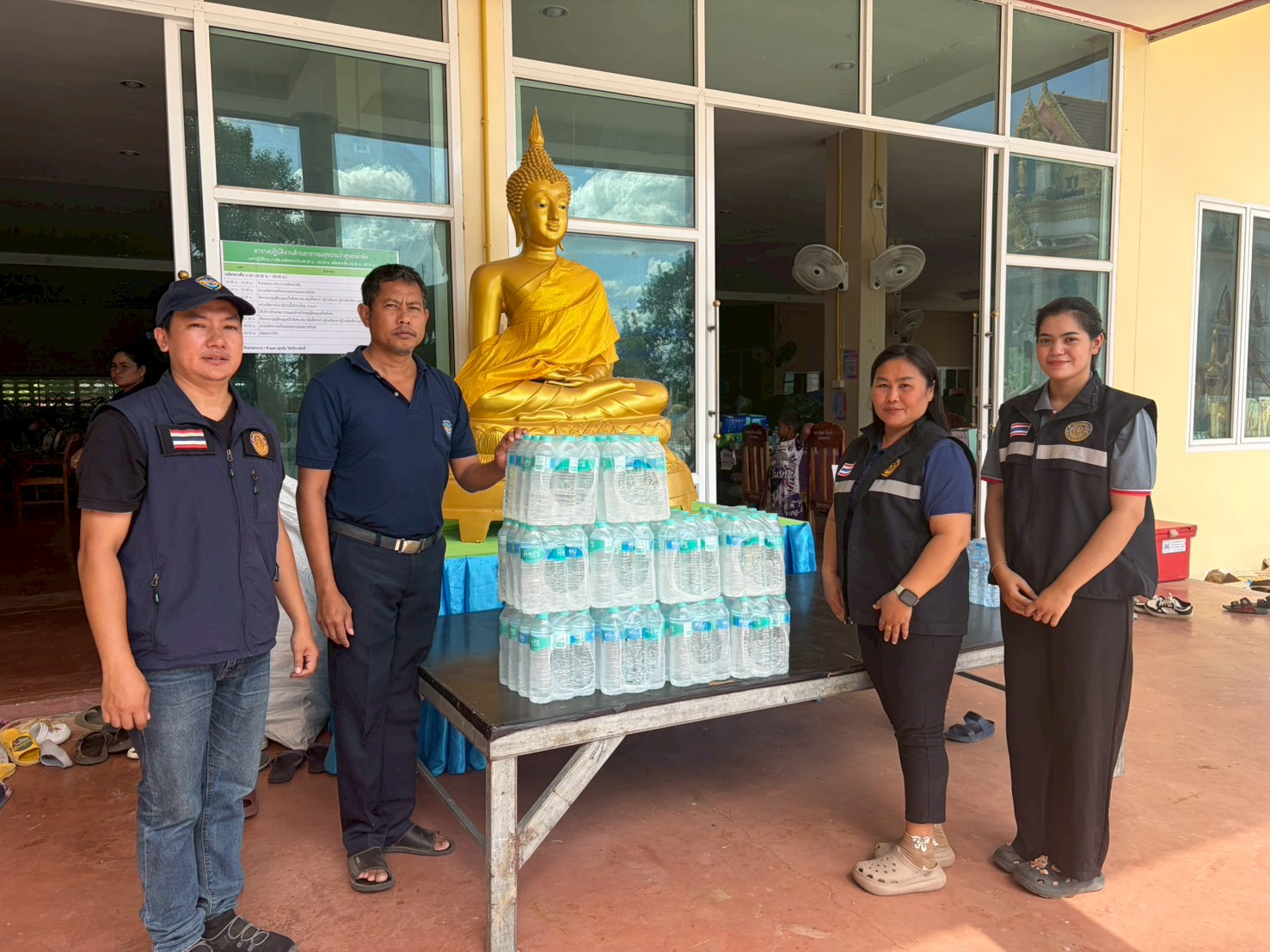 บริจาคน้ำให้กับศูนย์พักพิงชั่วคราวในพื้นที่ ตำบลท่แยก อำเภอเมือง จังหวัดสระแก้ว