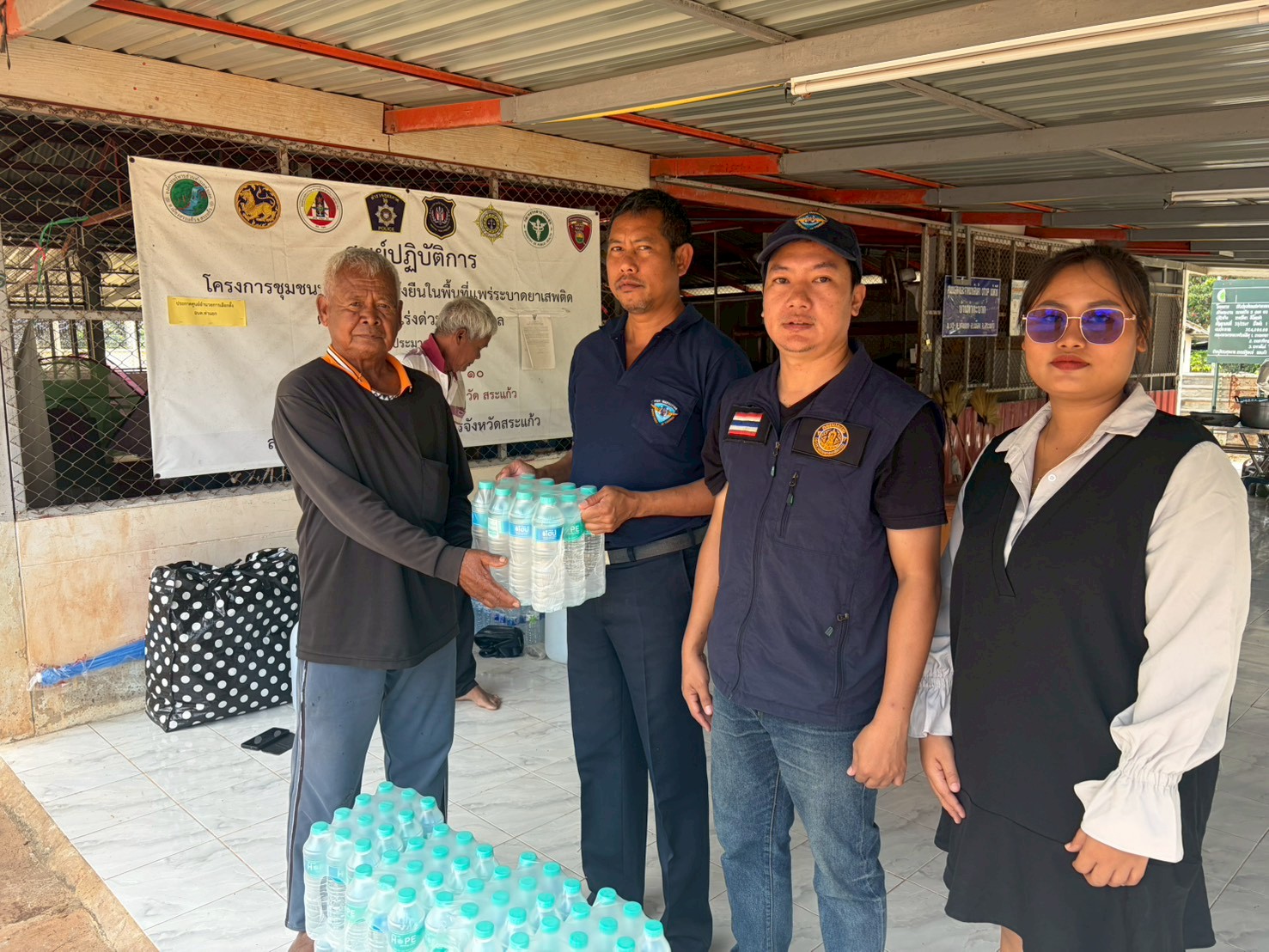 บริจาคน้ำให้กับศูนย์พักพิงชั่วคราวในพื้นที่ ตำบลท่แยก อำเภอเมือง จังหวัดสระแก้ว..คลิก