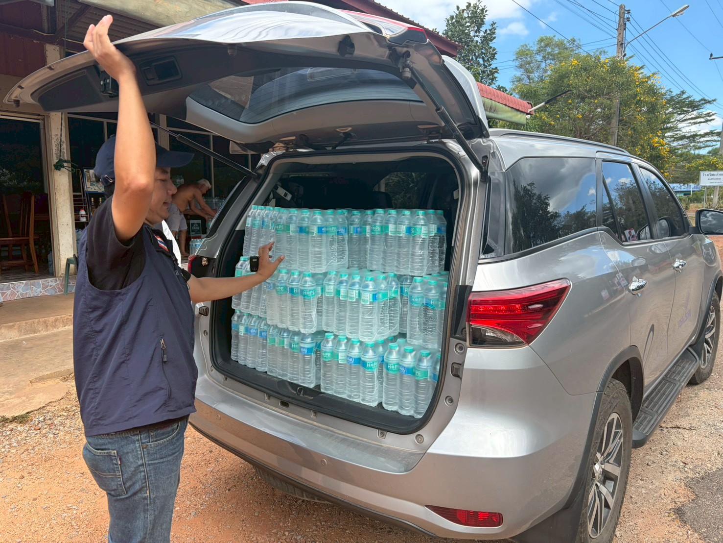 บริจาคน้ำให้กับศูนย์พักพิงชั่วคราวในพื้นที่ ตำบลท่แยก อำเภอเมือง จังหวัดสระแก้ว
