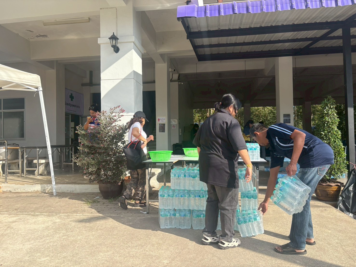 บริจาคน้ำให้กับศูนย์พักพิงชั่วคราวในพื้นที่ ตำบลท่าเกษม อำเภอเมือง จังหวัดสระแก้ว