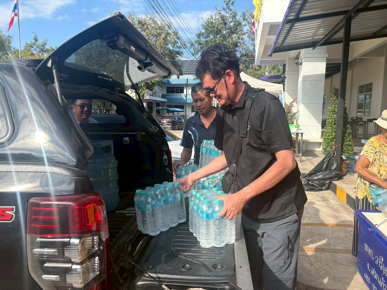 บริจาคน้ำให้กับศูนย์พักพิงชั่วคราวในพื้นที่ ตำบลท่าเกษม อำเภอเมือง จังหวัดสระแก้ว