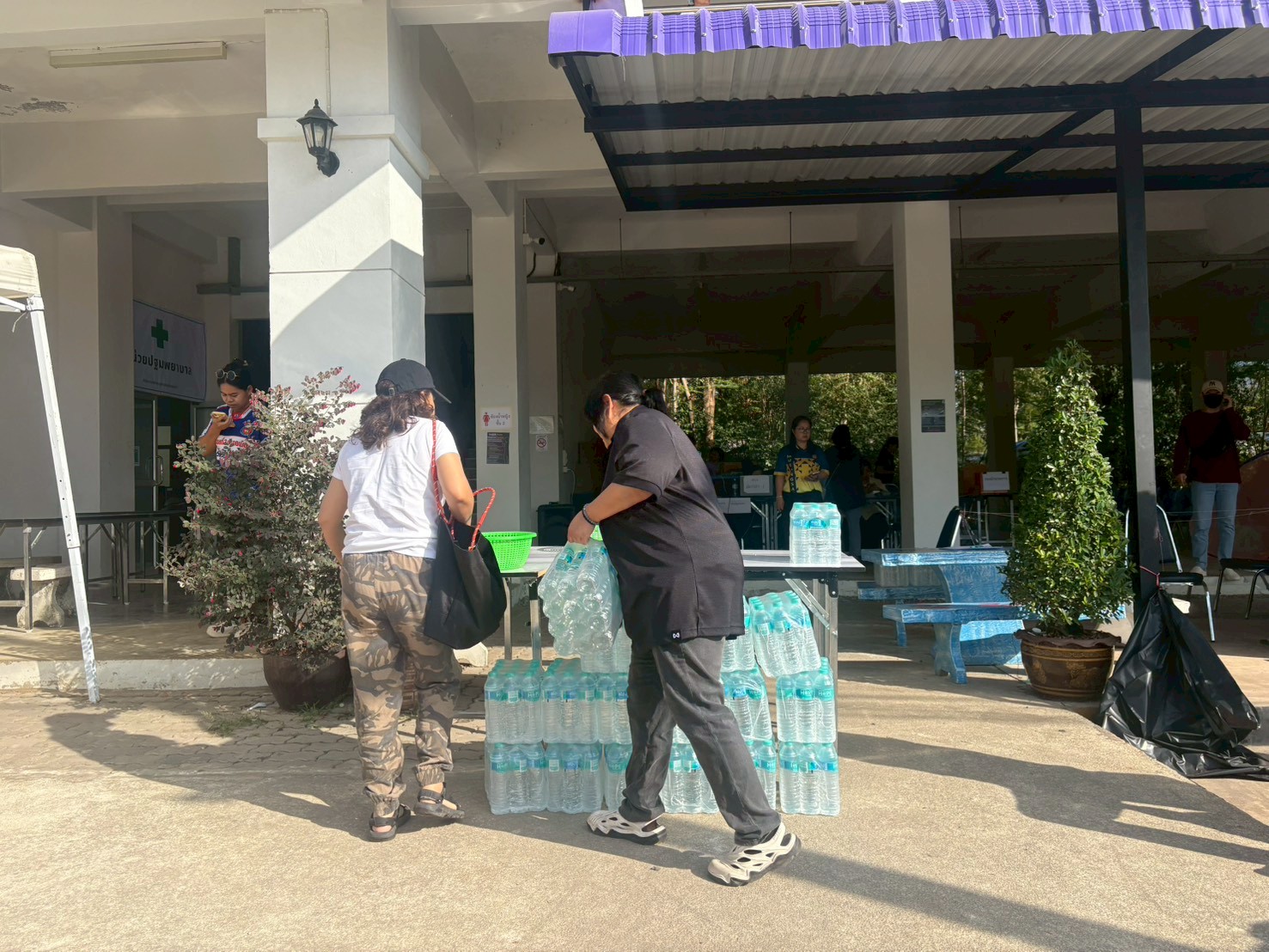 บริจาคน้ำให้กับศูนย์พักพิงชั่วคราวในพื้นที่ ตำบลท่าเกษม อำเภอเมือง จังหวัดสระแก้ว..คลิก