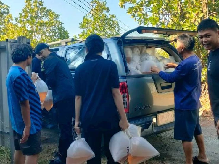 ศพช.ฉะเชิงเทรา สนับสนุนลูกพันธุ์กุ้งแชบ๊วย จำนวน ๒,๐๐๐,๐๐๐ ตัว ให้กับสำนักงานประมงจังหวัดชลบุรี เพื่อปล่อยถวายเป็นพระราชกุศล เนื่องในวันคล้ายวันพระบรมราชสมภพ พระบาทสมเด็จพระบรมชนกาธิเบศร มหาภูมิพลอดุลยเดชมหาราช บรมนาถบพิตร วันชาติและวันพ่อแห่งชาติ ๕ ธันวาคม ๒๕๖๘..คลิก