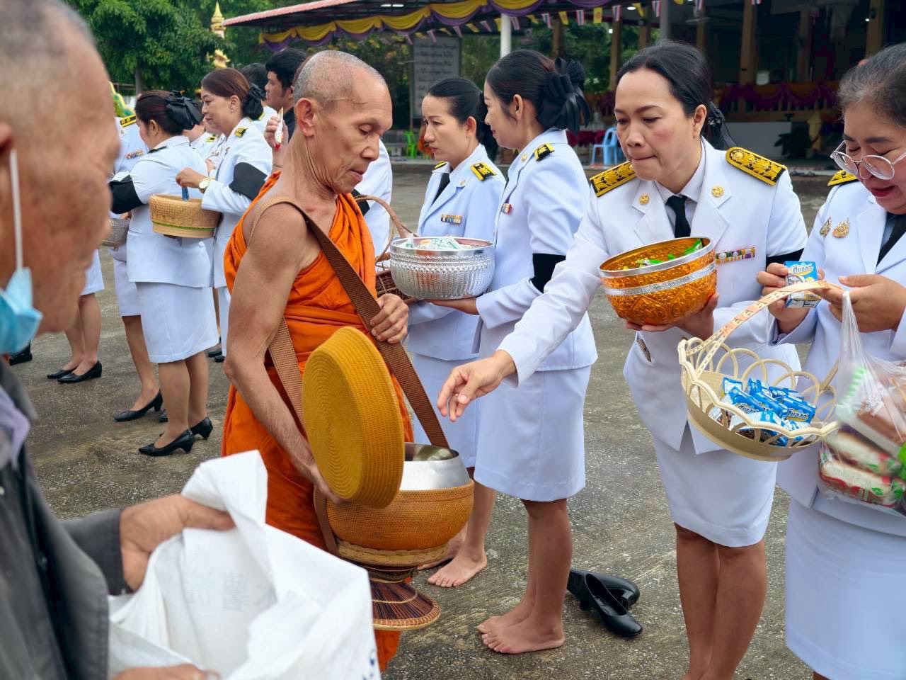 ร่วมพิธีทำบุญตักบาตรบำเพ็ญกุศลปัณรสมวาร 50 วัน..คลิก