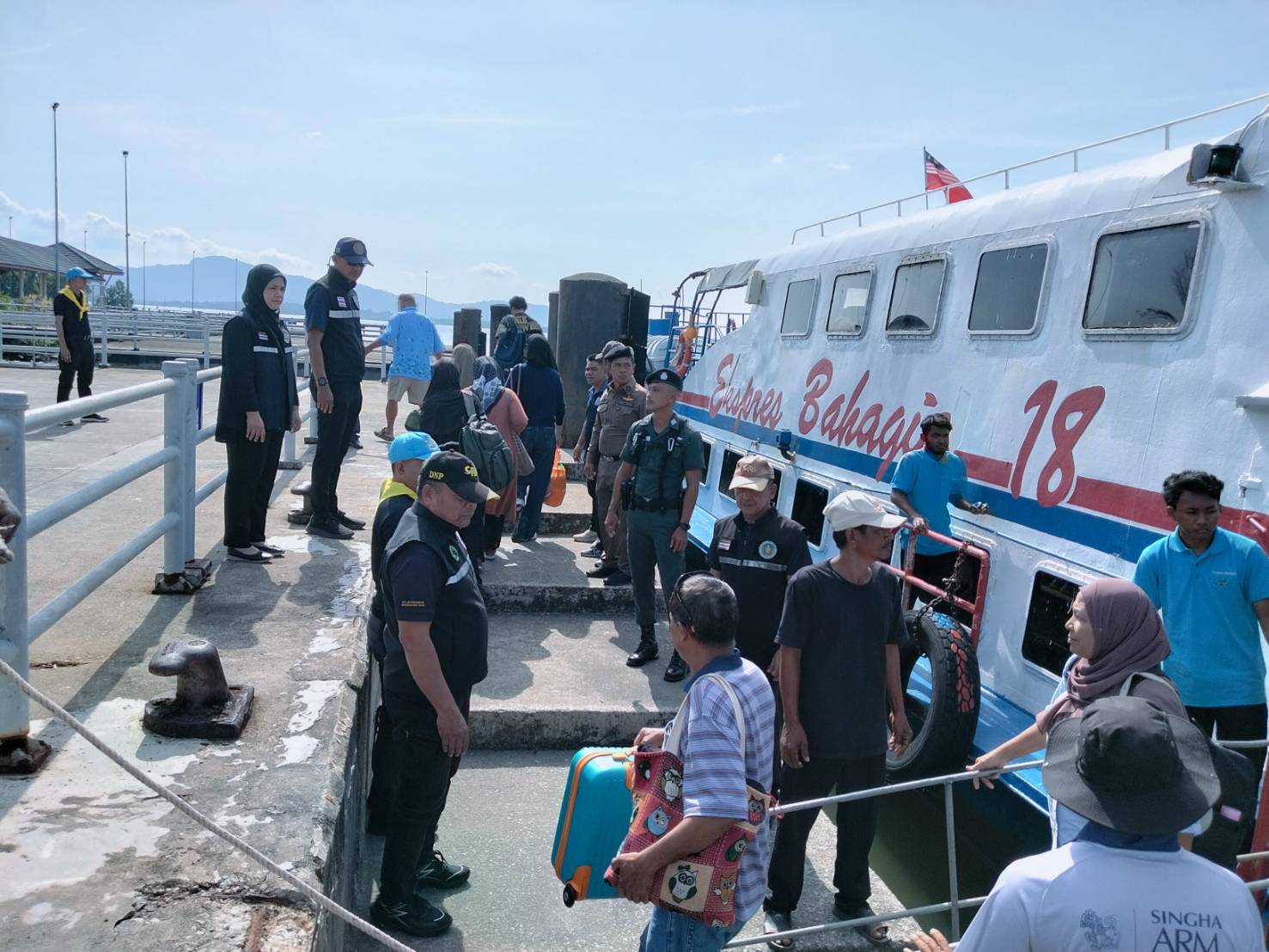 บูรณาการตรวจป้องกันลักลอบนำเข้า - ส่งออก สินค้าเกษตรผิดกฎหมาย ณ ท่าเทียบเรือตำมะลัง..คลิก