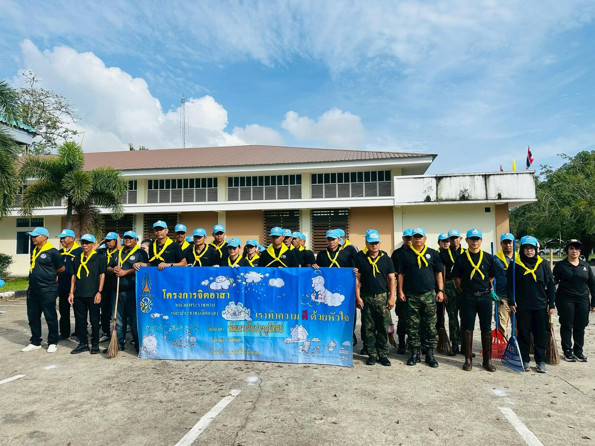 วันที่ 30 ธ.ค. 2568 นายมาโนช อัจนากิตติ หัวหน้าศูนย์ควบคุมการแจ้งเรือเข้าออกขนอม พร้อมด้วยเจ้าหน้าที่กรมประมง และเจ้าหน้าที่ชุดสหวิชาชีพฯ เข้าร่วมกิจกรรมจิตอาสา “เราทำความดี ด้วยหัวใจ”..คลิก