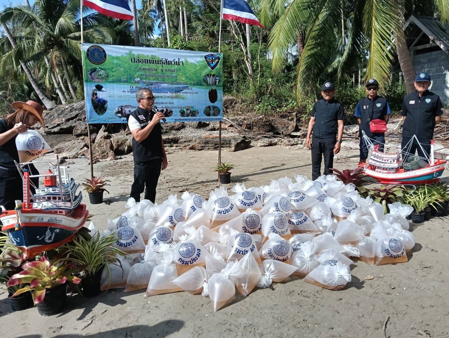 จัดกิจกรรมปล่อยพันธุ์สัตว์น้ำ (กุ้งแชบ๊วย)..คลิก