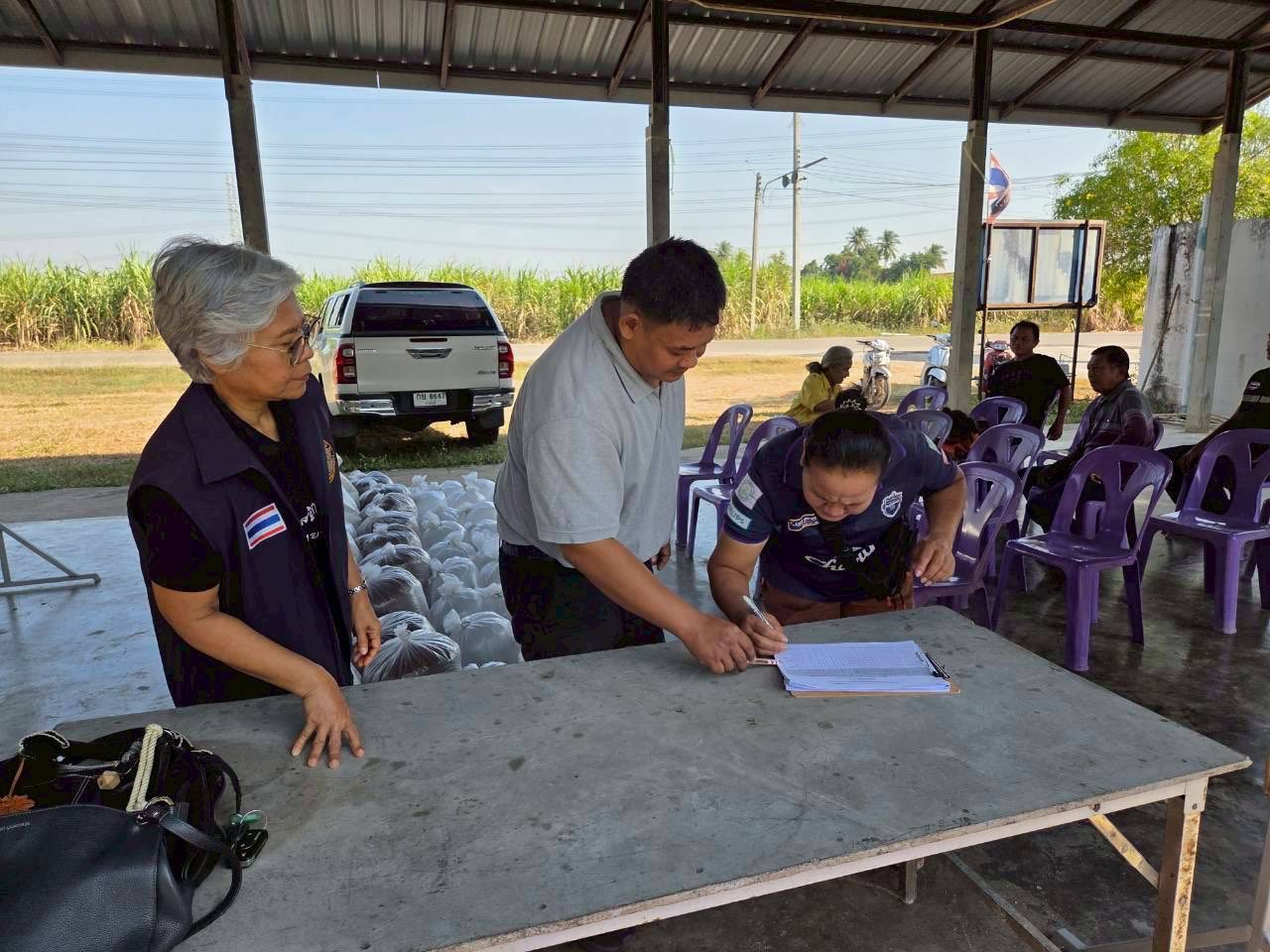 ลงพื้นที่เพื่อมอบปัจจัยการผลิต อำเภอ?โพธาราม