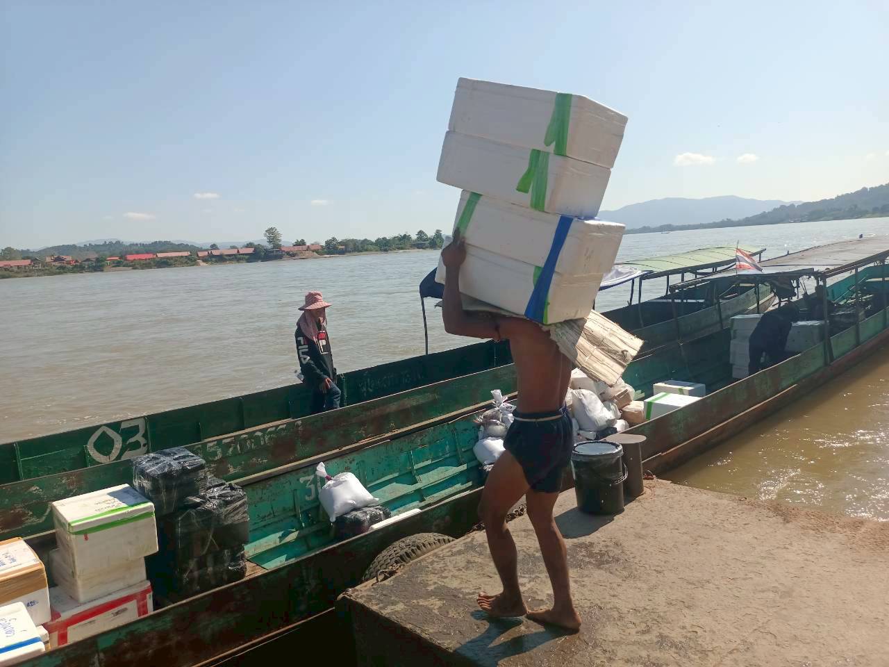 เจ้าหน้าที่ศูนย์บริหารจัดการด่านตรวจประมงเขต 1 (เชียงราย) ตรวจสอบสินค้าประมงส่งออกไปยังสาธารณรัฐประชาธิปไตยประชาชนลาว ผ่านทางด่านพรมแดนอำเภอเชียงแสน และเชียงของ จังหวัดเชียงราย