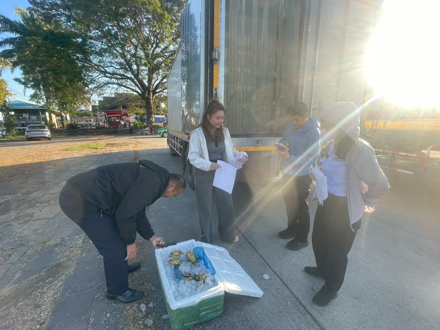 เจ้าหน้าที่ศูนย์บริหารจัดการด่านตรวจประมงเขต 1 (เชียงราย) ตรวจสอบสินค้าหอยนางรมมีชีวิต นำเข้ามาจากสาธารณรัฐประชาธิปไตยประชาชนลาว