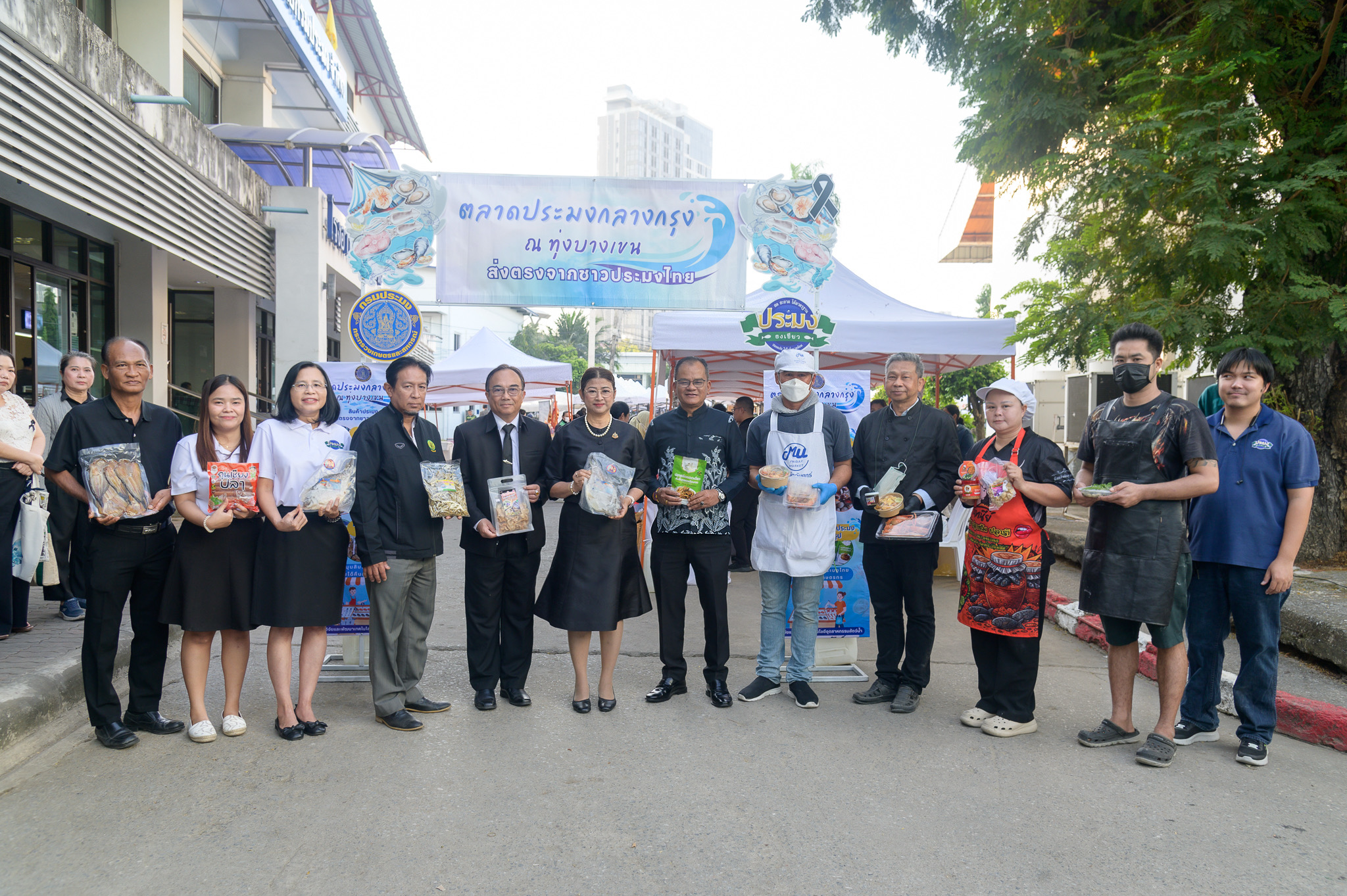 อธิบดีกรมประมง เป็นประธานเปิดงานส่งเสริมและเพิ่มช่องทางการจำหน่ายสินค้าประมงจากกลุ่มเกษตรกร ผู้แปรรูปสินค้าประมง ตลาดประมงกลางกรุง ณ ทุ่งบางเขน..คลิก