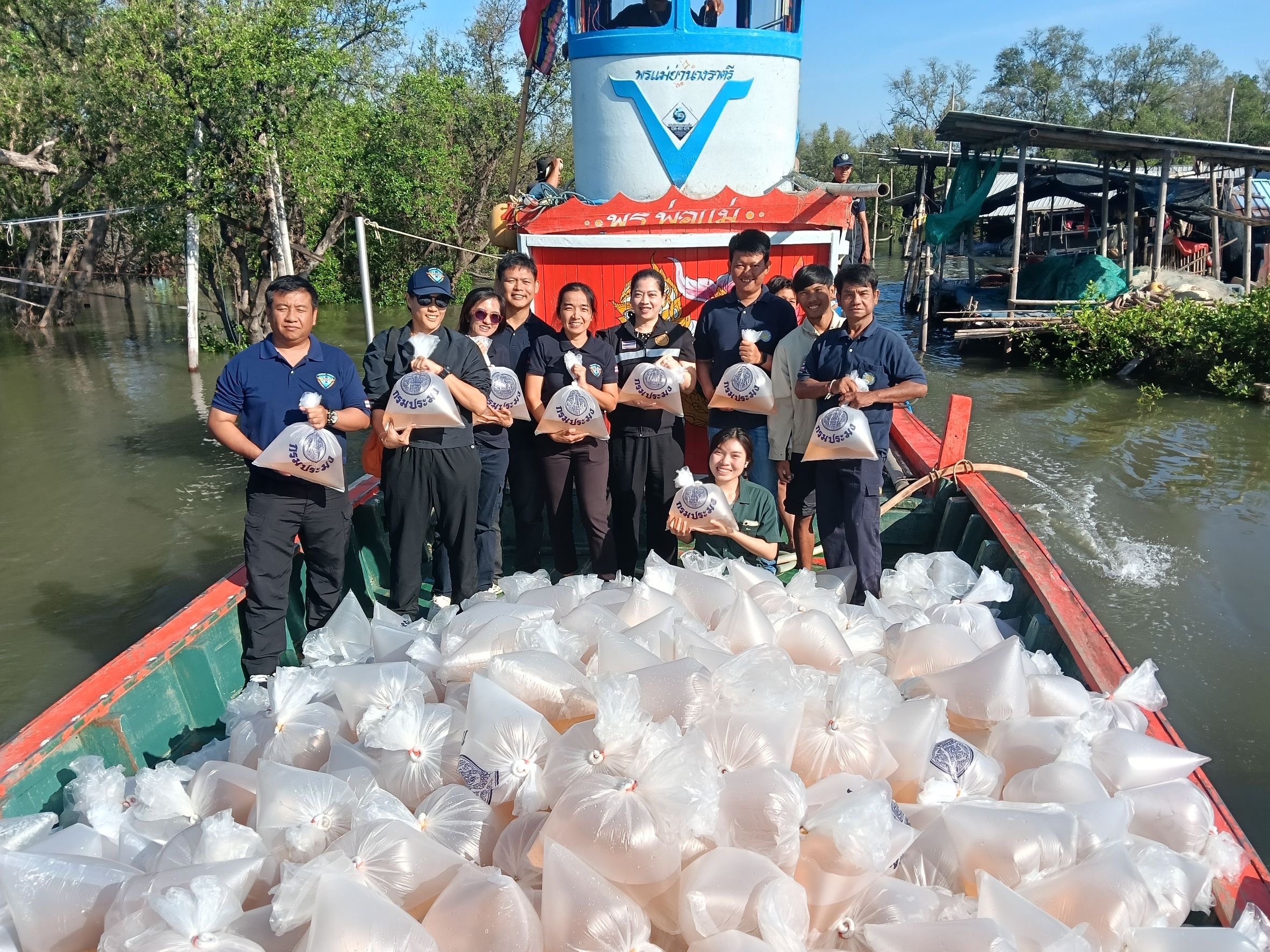 ร่วมกับชุมชนประมงท้องถิ่นบ้านสีล้ง จัดกิจกรรมปล่อยสัตว์น้ำ (กุ้งแชบ๊วย) จำนวน 2,000,000 ตัว