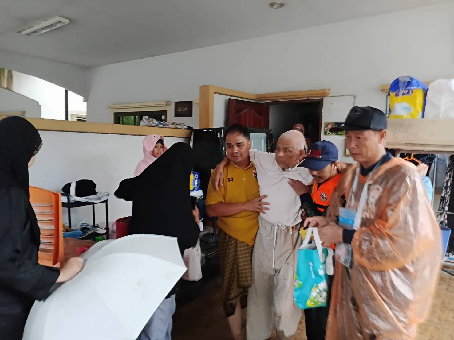 ลงพื้นที่ เข้าช่วยเหลือ ผู้ประสบอุทกภัยน้ำท่วม..คลิก