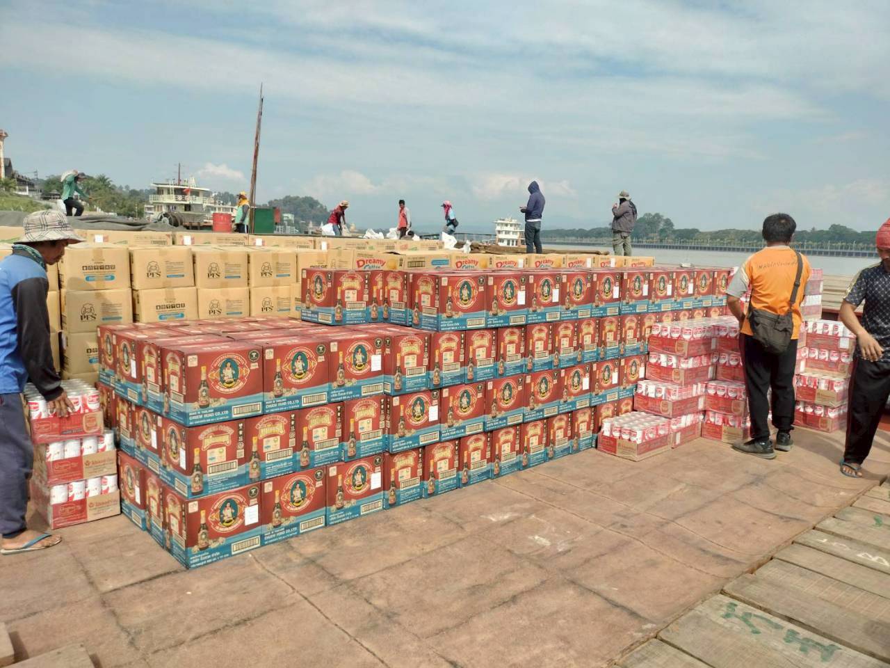 เจ้าหน้าที่ศูนย์บริหารจัดการด่านตรวจประมงเขต 1 (เชียงราย) ตรวจสอบสินค้าประมงส่งออกไปยังสาธารณรัฐประชาธิปไตยประชาชนลาว และสาธารณรัฐแห่งสหภาพเมียนมา..คลิก