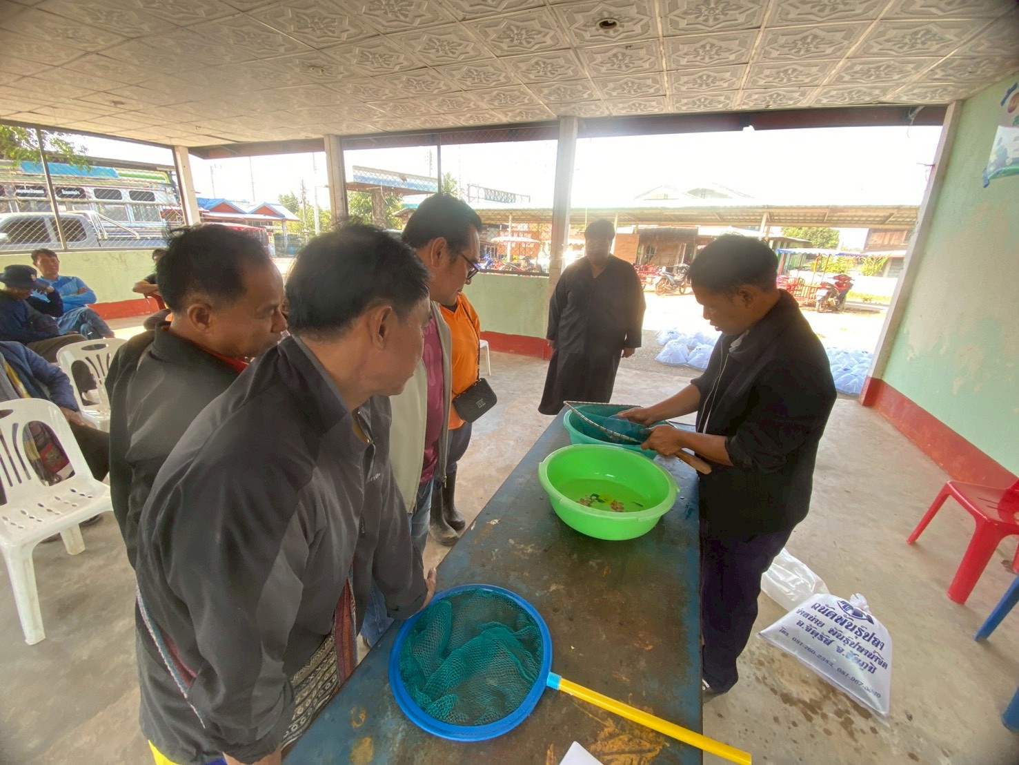 มอบปัจจัยการผลิต โครงการศูนย์เรียนรู้ฯ กิจกรรมศูนย์เรียนรู้การเพิ่มประสิทธิภาพการผลิตสินค้าประมง ในพื้นที่ อ.หนองบัวแดง จ.ชัยภูมิ