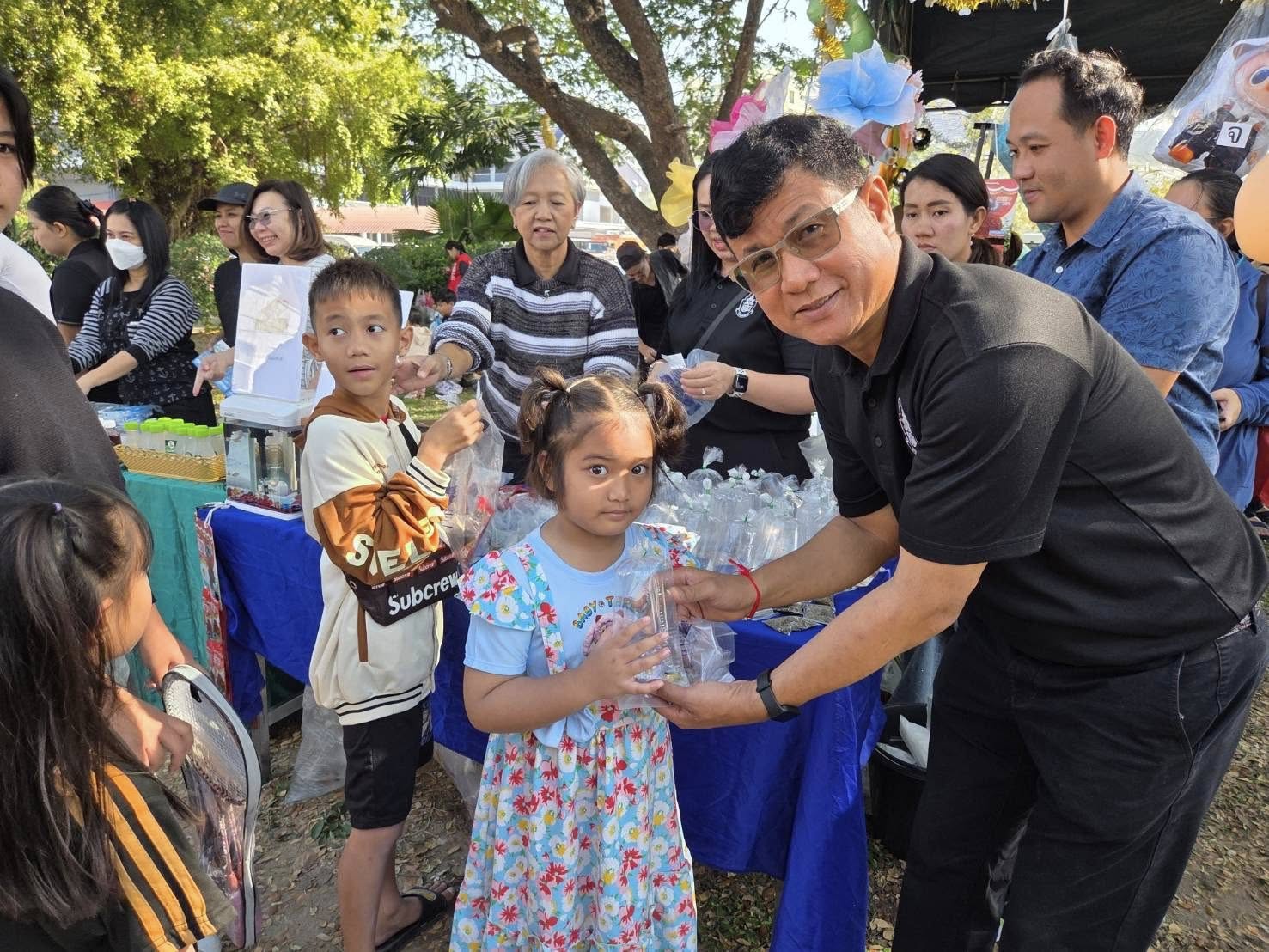 ร่วมจัดนิทรรศการให้ความรู้ด้านการประมง และกิจกรรมการแจกจ่ายพันธุ์สัตว์น้ำสวยงาม ให้แก่เด็กที่สนใจในด้านการประมง เนื่องในงานวันเด็กแห่งชาติ ปี 2569..คลิก