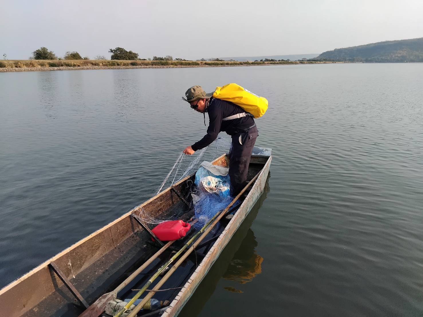 ศูนย์ป้องกันและปราบปรามประมงน้ำจืดนครราชสีมา ออกปฏิบัติงานควบคุมเฝ้าระวังการทำการประมงผิดกฎหมาย ในพื้นที่บริเวณอ่างเก็บน้ำลำสำลาย ตำบลตะขบอำเภอปักธงชัย จังหวัดนครราชสีมา