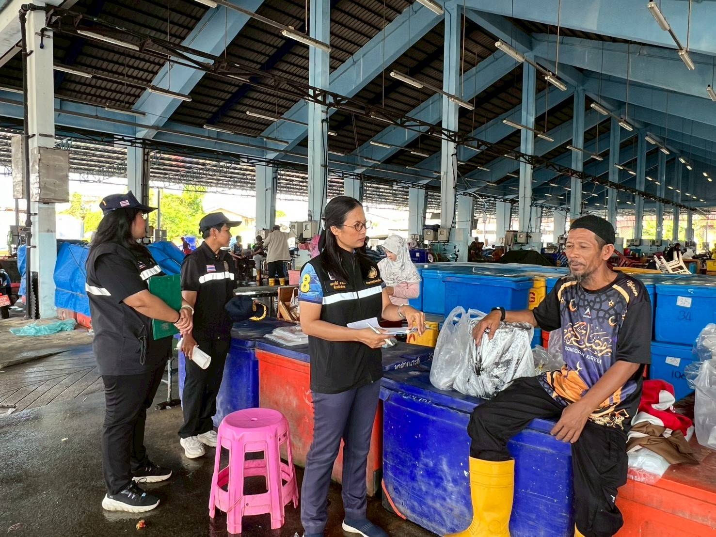 เมื่อวันที่ 19 มกราคม 2569 เวลา 08.30 น. นางเสาวนีย์ สาลีโท หัวหน้าด่านตรวจประมงปัตตานี พร้อมด้วยเจ้าหน้าที่ด่านตรวจประมงปัตตานี ร่วมกับสำนักงานประมงจังหวัดปัตตานี และเจ้าหน้าที่จากกระทรวงพาณิชย์จังหวัดปัตตานี ได้ดำเนินการลงพื้นที่ตรวจติดตาม ศึกษา และพัฒนาระบบตลาดปลากะพง ณ ตลาดซื้อขายสัตว์น้ำ อำเภอเมืองปัตตานี