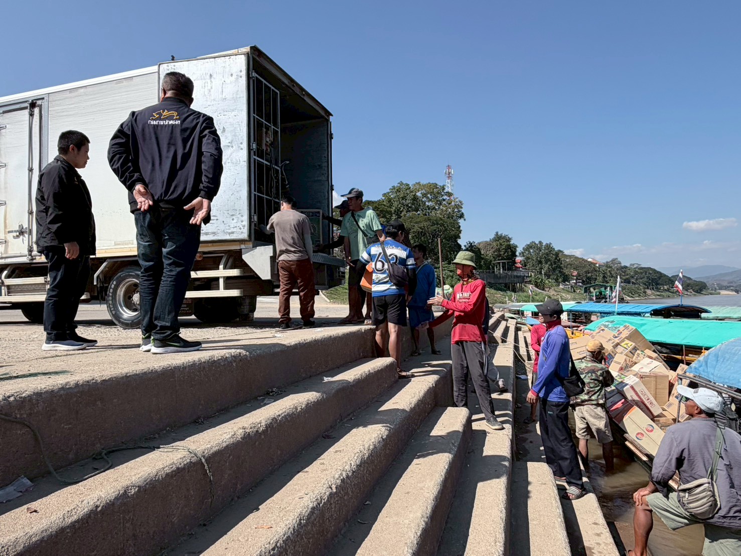 เจ้าหน้าที่ศูนย์บริหารจัดการด่านตรวจประมงเขต 1 (เชียงราย) ปฏิบัติงานตรวจป้องกันการลักลอบนำเข้า ส่งออกสินค้าสัตว์น้ำ บริเวณท่าเรือวัดหลวงไชยสถาน (ผาถ่าน) อำเภอเชียงของ จังหวัดเชียงราย..คลิก