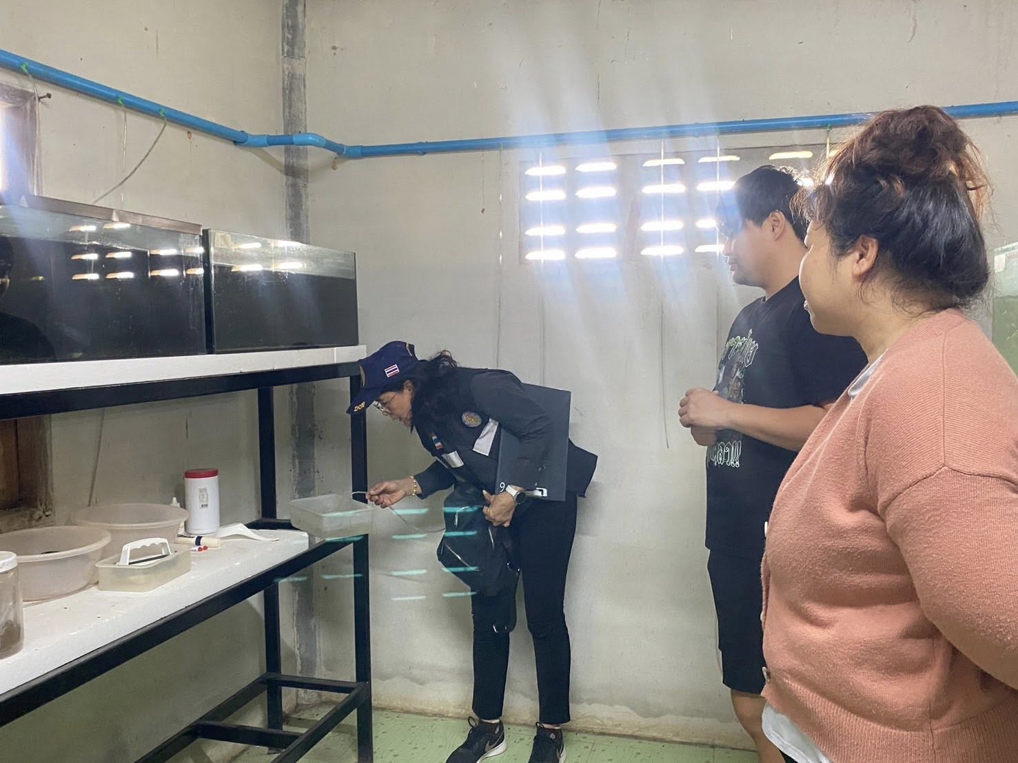 ร่วมลงพื้นที่ตรวจสอบสถานที่และความพร้อมของสถานเพาะพันธุ์ ฯ (ชนิดปลาซัคเกอร์ม้าลาย)