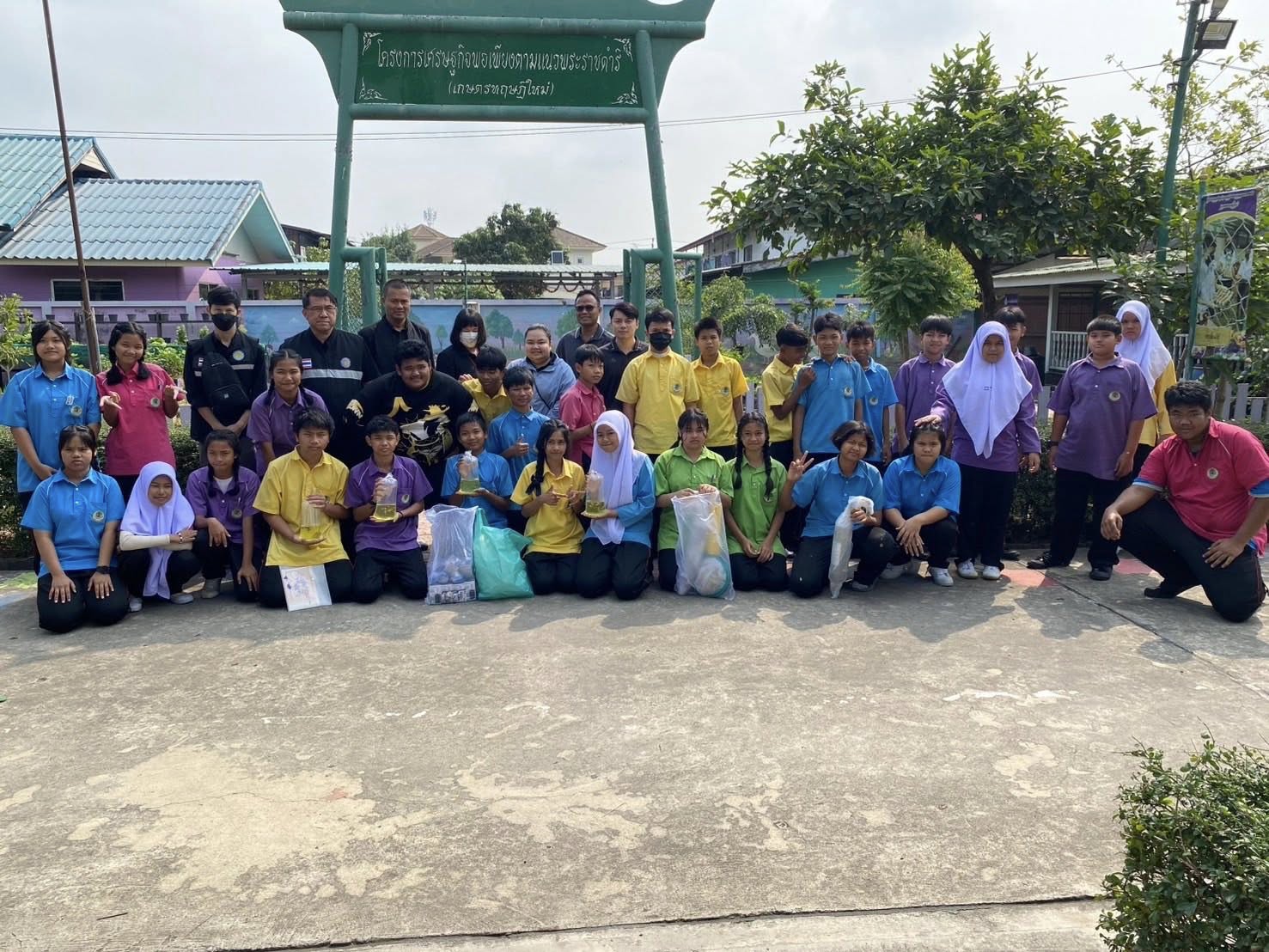 สำนักงานประมงพื้นที่กรุงเทพมหานคร อบรมโครงการส่งเสริมเพาะเลี้ยงสัตว์น้ำสวยงาม ภายใต้โครงการอันเนื่องมาจากพระราชดำริ ณ โรงเรียนสุเหร่าลำแขก แขวงลำผักชี เขตหนองจอก กรุงเทพมหานคร