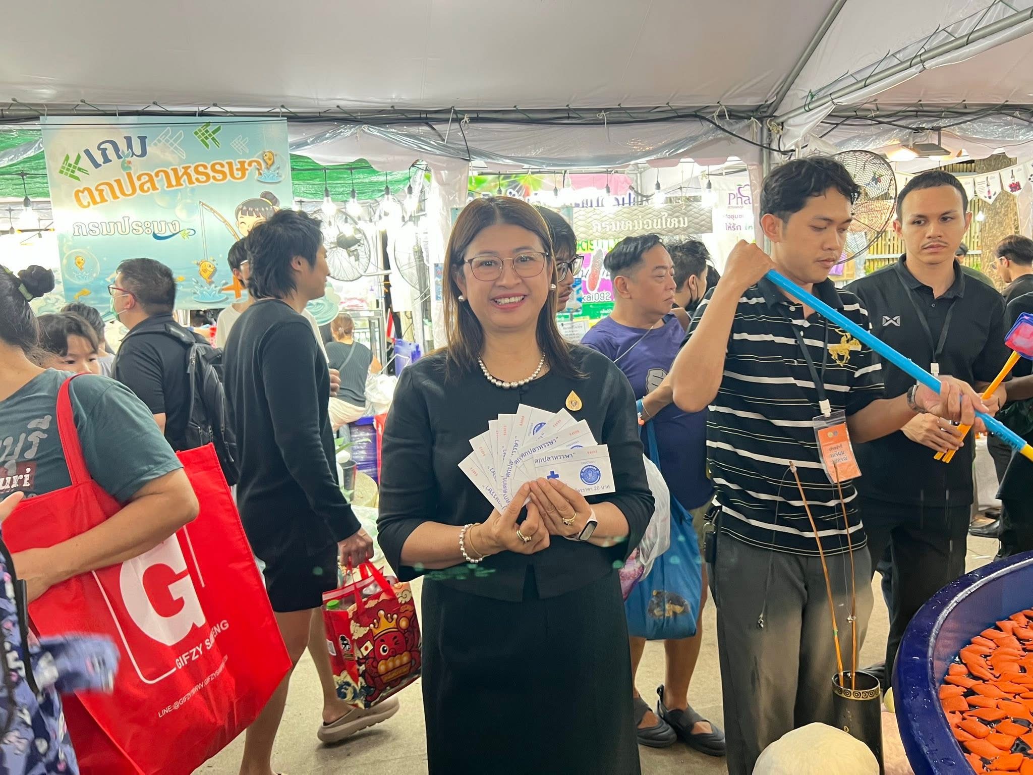 เก็บตกภาพบรรยากาศ ร้านกาชาดของกระทรวงเกษตรและสหกรณ์ กิจกรรมเกมตกปลาหรรษา..คลิก