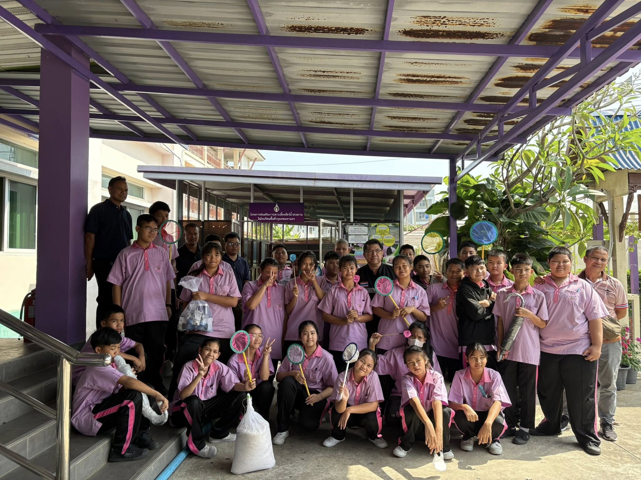 สำนักงานประมงพื้นที่กรุงเทพมหานคร อบรมโครงการส่งเสริมเพาะเลี้ยงสัตว์น้ำสวยงาม ภายใต้โครงการอันเนื่องมาจากพระราชดำริ ณ โรงเรียนวัดทองสัมฤทธิ์ แขวงแสนแสบ เขตมีนบุรี กรุงเทพมหานคร