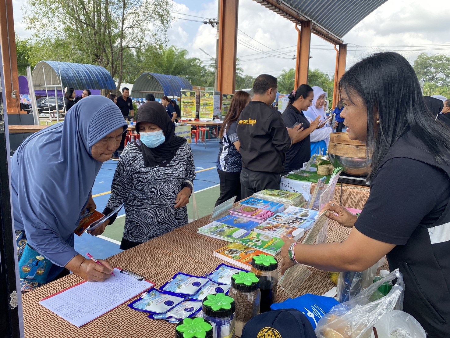 ประมงจังหวัดพัทลุง พร้อมด้วย  หัวหน้ากลุ่มพัฒนาและส่งเสริมอาชีพการประมง พร้อมด้วย ประมงอำเภอบางแก้ว และเจ้าหน้าที่สำนักงานประมง จังหวัดพัทลุง ร่วมกิจกรรมโครงการหน่วยบำบัดทุกข์  บำรุงสุขสร้างรอยยิ้มให้กับประชาชน ครั้งที่ 4/2569  ณ วิทยาลัยการอาชีพบางแก้ว 