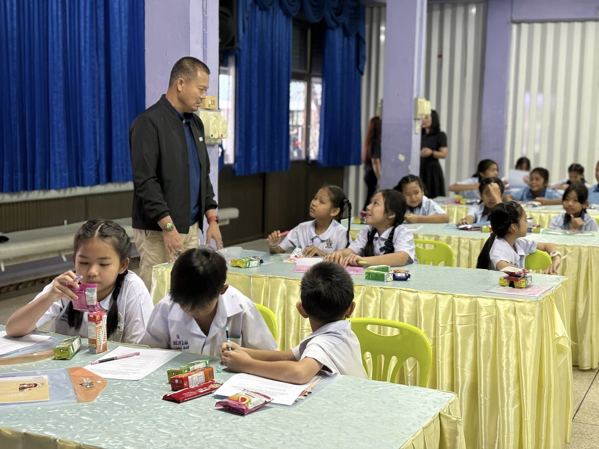 สำนักงานประมงพื้นที่กรุงเทพมหานคร อบรมโครงการส่งเสริมเพาะเลี้ยงสัตว์น้ำสวยงาม ภายใต้โครงการอันเนื่องมาจากพระราชดำริ ณ โรงเรียนเคหะทุ่งสองห้องวิทยา 1 แขวงทุ่งสองห้อง เขตหลักสี่ กรุงเทพมหานคร