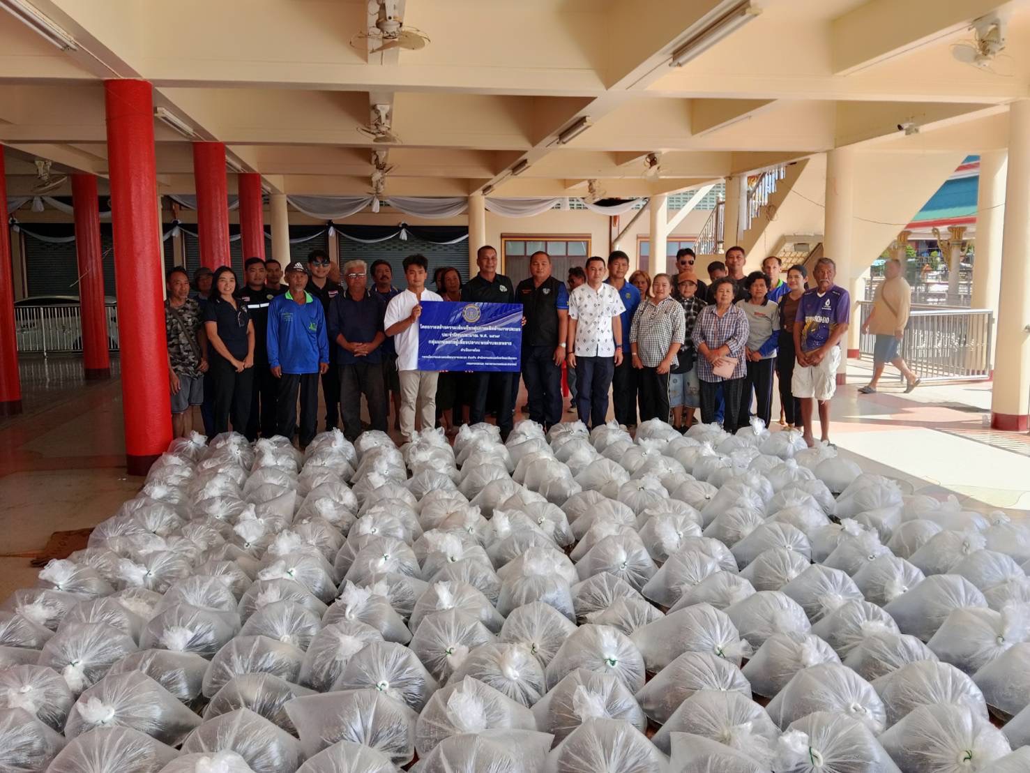 ร่วมสังเกตการณ์การดำเนินกิจกรรมการจัดซื้อลูกพันธุ์สัตว์น้ำ(ปลานิล) แจกจ่ายแก่สมาชิกผู้เลี้ยงปลากะพงของ“กลุ่มเกษตรกรผู้เลี้ยงปลากะพงตำบลเทพราช“