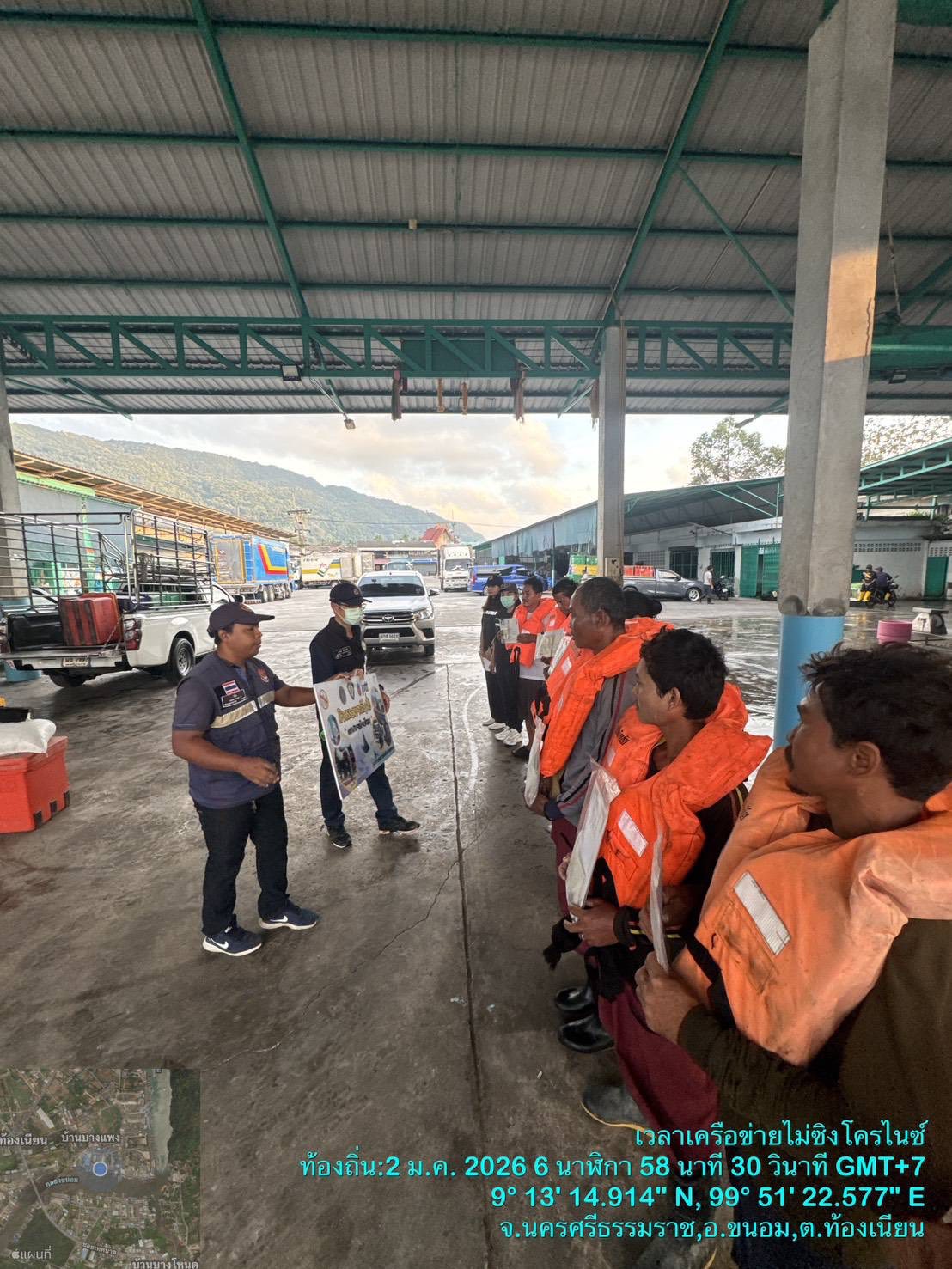 เจ้าหน้าที่ศูนย์ควบคุมการแจ้งเรือเข้าออกขนอม ดำเนินการประชาสัมพันธ์กิจกรรมขยะคืนฝั่ง..คลิก