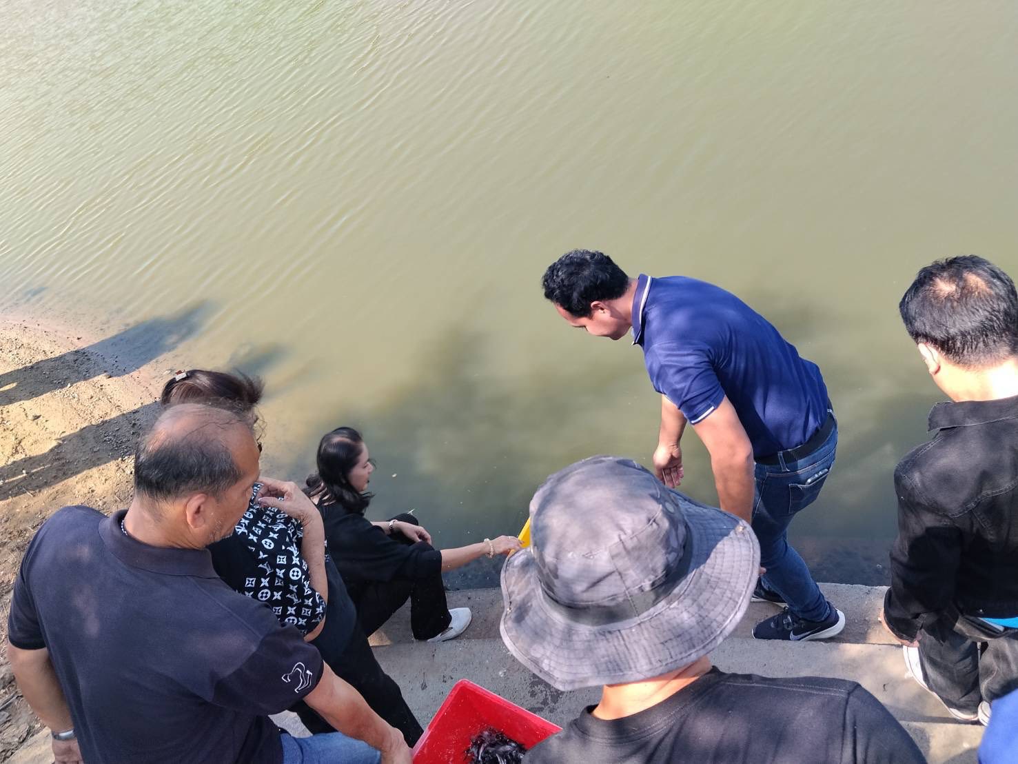 ลงพื้นที่ร่วมตรวจรับและปล่อยพันธุ์ปลาบึกลงในแหล่งน้ำตามโครงการเพิ่มผลผลิตสัตว์น้ำในแหล่งชุมชนเพื่อเพิ่มรายได้และลดค่าครองชีพของประชาชน ประจำปีงบประมาณ พ.ศ. 2569 