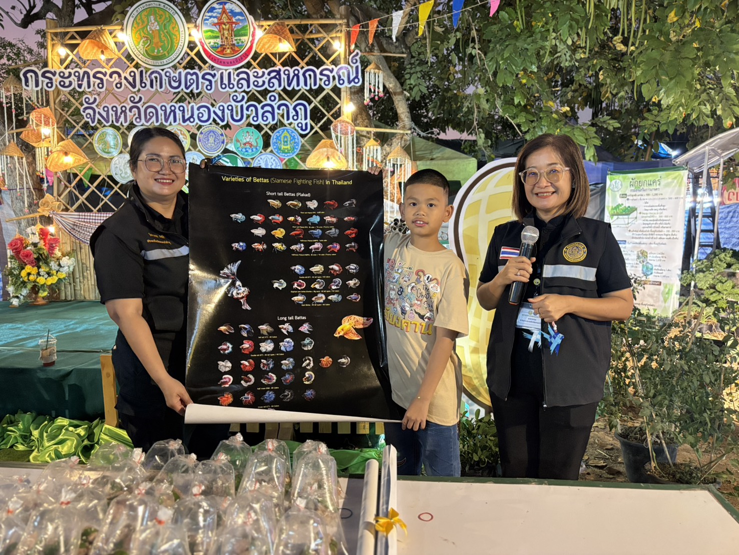 จัดกิจกรรม Workshop โดยมีกิจกรรมการสานปลาตะเพียนจากเส้นพลาสติก สาธิตการตรวจวิเคราะห์น้ำ ตอบคำถามด้านการประมงลุ้นรับของรางวัล สาธิตทำ ปลาส้มสายเดี่ยว..คลิก