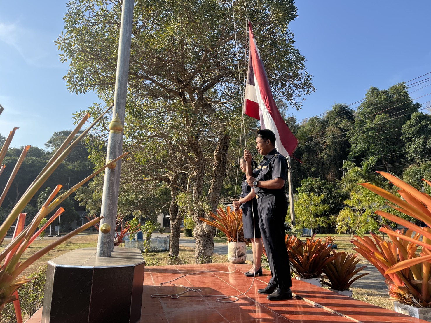 ร่วมกิจกรรมเข้าแถวเคารพธงชาติและสวดมนต์ไหว้พระ..คลิก