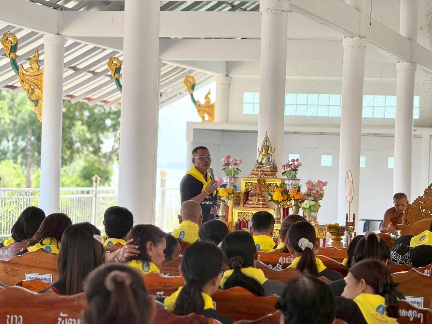 ประมงอำเภอเขาชัยสน เข้าร่วมโครงการศูนย์ดำรงธรรม อำเภอเขาชัยสนยิ้ม......เคลื่อนที่ ณ วัดแหลมดิน หมู่ที่ 6  ตำบลหานโพธิ์ อำเภอเขาชัยสน จังหวัดพัทลุง  ทั้งนี้ ได้ชี้แจงการช่วยเหลือเกษตรกรผู้ประสบอุทกภัยด้านประมง และประชาสัมพันธ์การไม่ทำการประมงด้วย เครื่องมือประมงผิดกฎหมาย