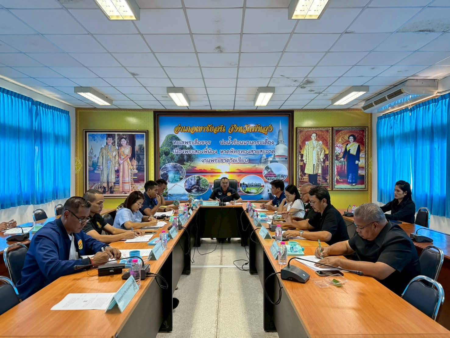 ประมงอำเภอเขาชัยสน เข้าร่วมประชุมคณะกรรมการ ให้ความช่วยเหลือผู้ประสบภัยพิบัติกรณีฉุกเฉินอำเภอเขาชัยสน (ก.ช.ภ.อ.เขาชัยสน) ครั้งที่ 2/2569 ซึ่งอำเภอเขาชัยสนได้ เกิดอุทกภัยในพื้นที่ จำนวน 5 ตำบล 58 หมู่บ้าน  ณ ห้องประชุมอำเภอเขาชัยสน (ชั้น 2) ที่ว่าการอำเภอเขาชัยสน..คลิก