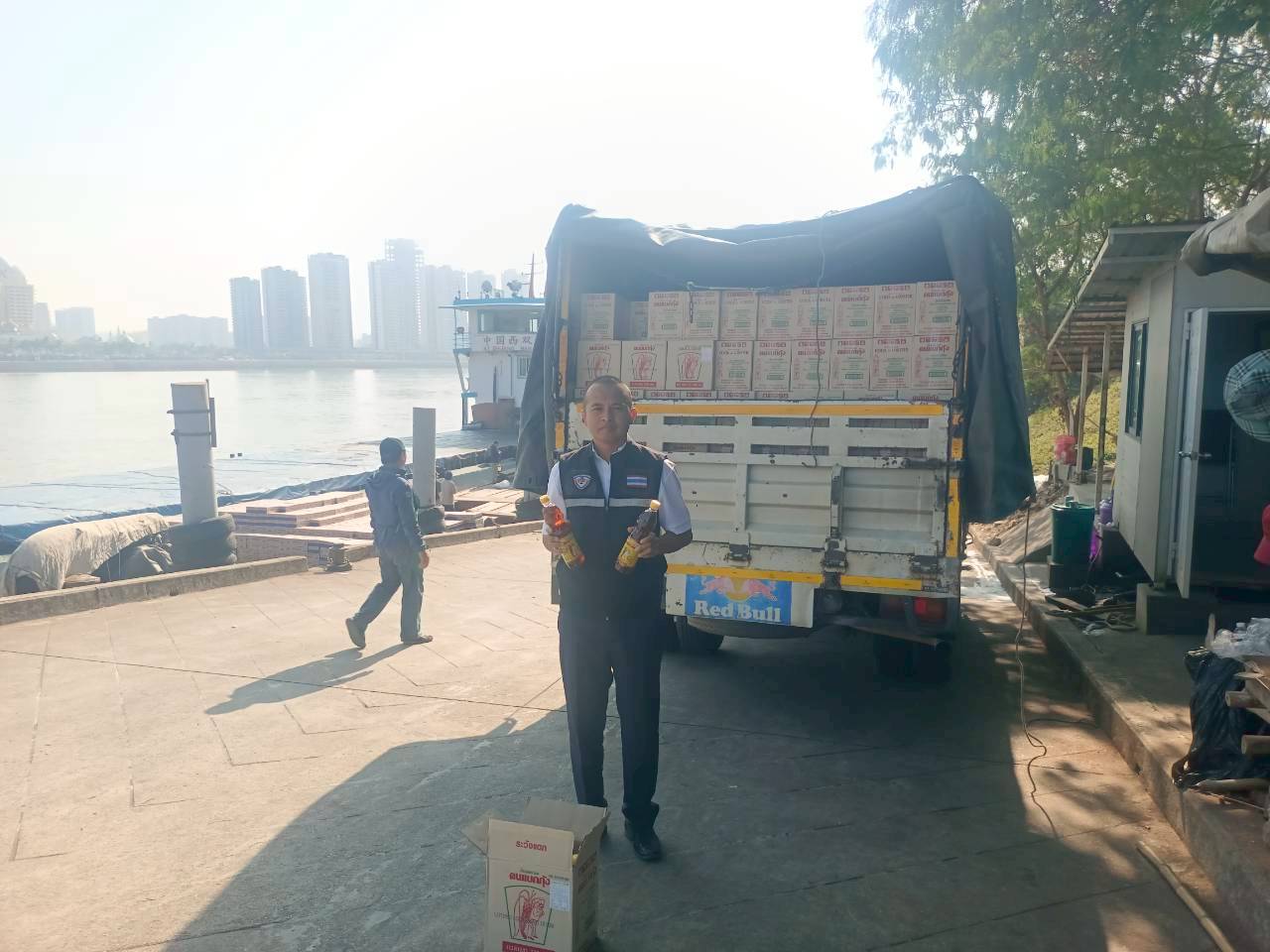 เจ้าหน้าที่ศูนย์บริหารจัดการด่านตรวจประมงเขต 1 (เชียงราย) ตรวจสอบสินค้าประมงส่งออกไปยังสาธารณรัฐประชาธิปไตยประชาชนลาว..คลิก